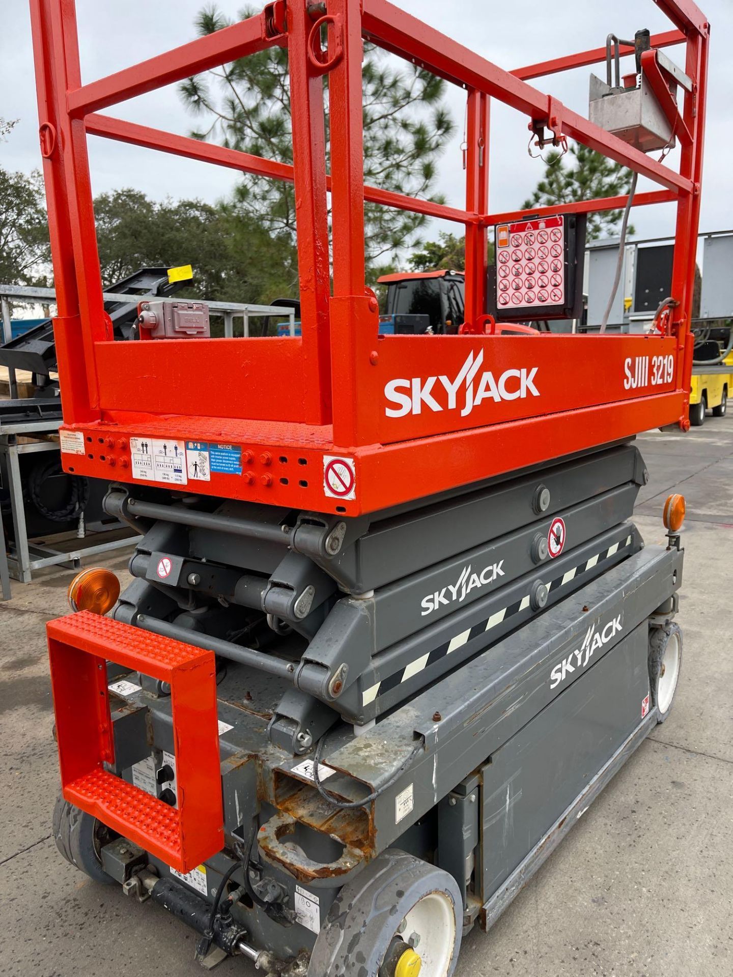 2016 SKYJACK SJIII 3219 SCISSOR LIFT, EXTENDABLE PLATFORM, 24V BUILT IN BATTERY CHARGER - Image 7 of 18