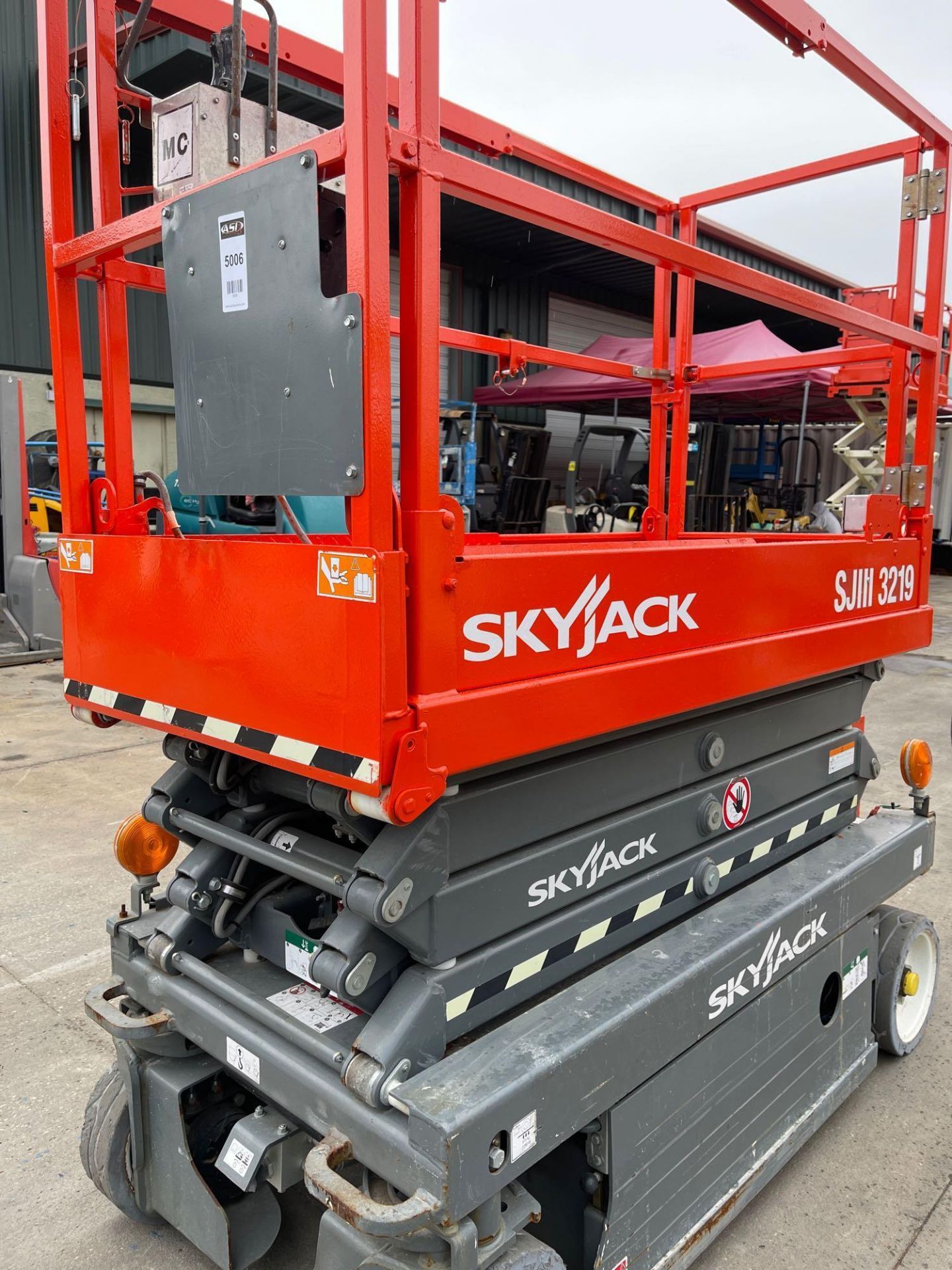 2016 SKYJACK SJIII 3219 SCISSOR LIFT, EXTENDABLE PLATFORM, 24V BUILT IN BATTERY CHARGER - Image 14 of 18