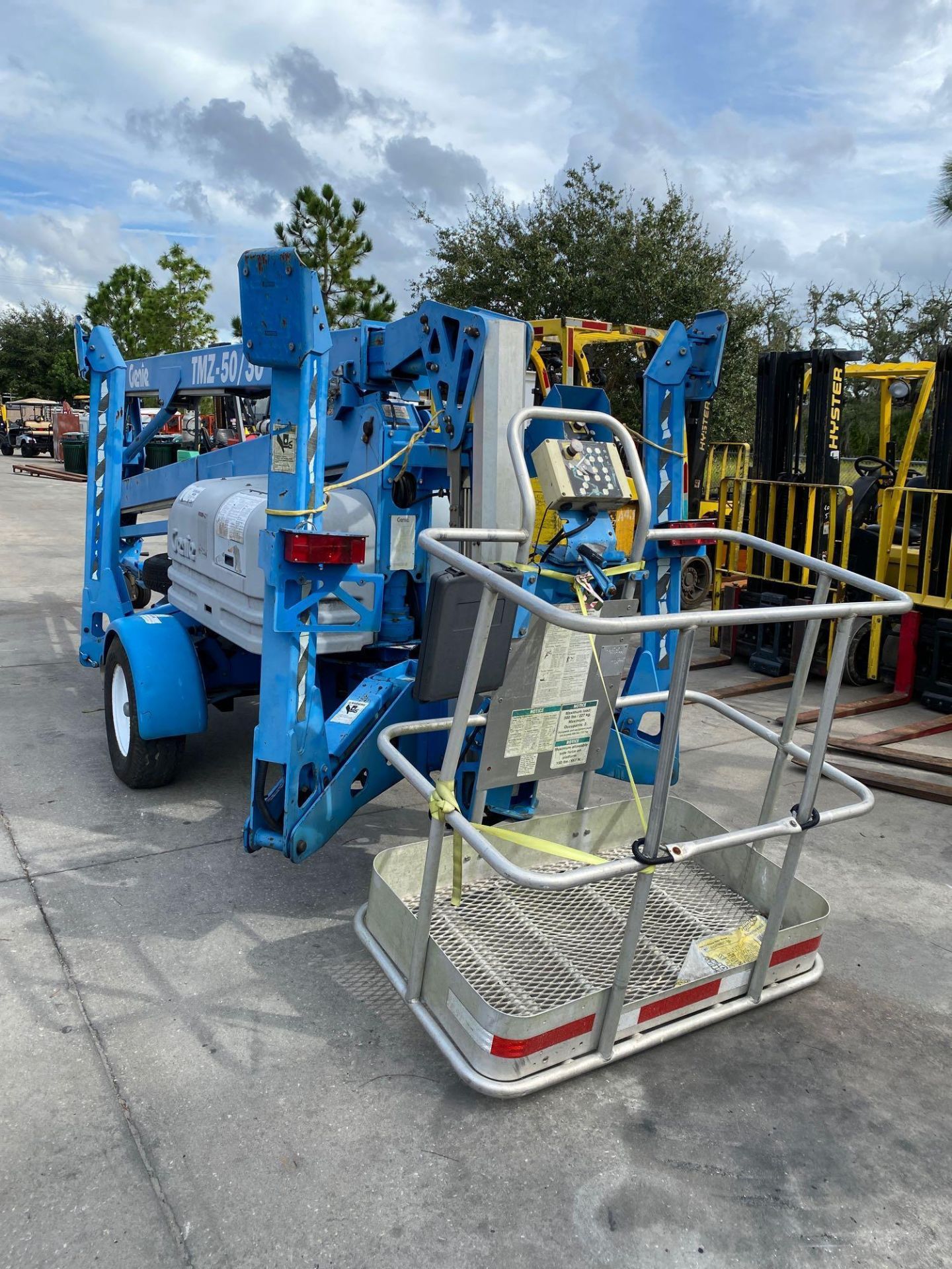 GENIE TMZ-50/30 TOW BEHIND ARTICULATING MAN LIFT 50’ HEIGHT, HONDA GAS MOTOR - Image 5 of 33