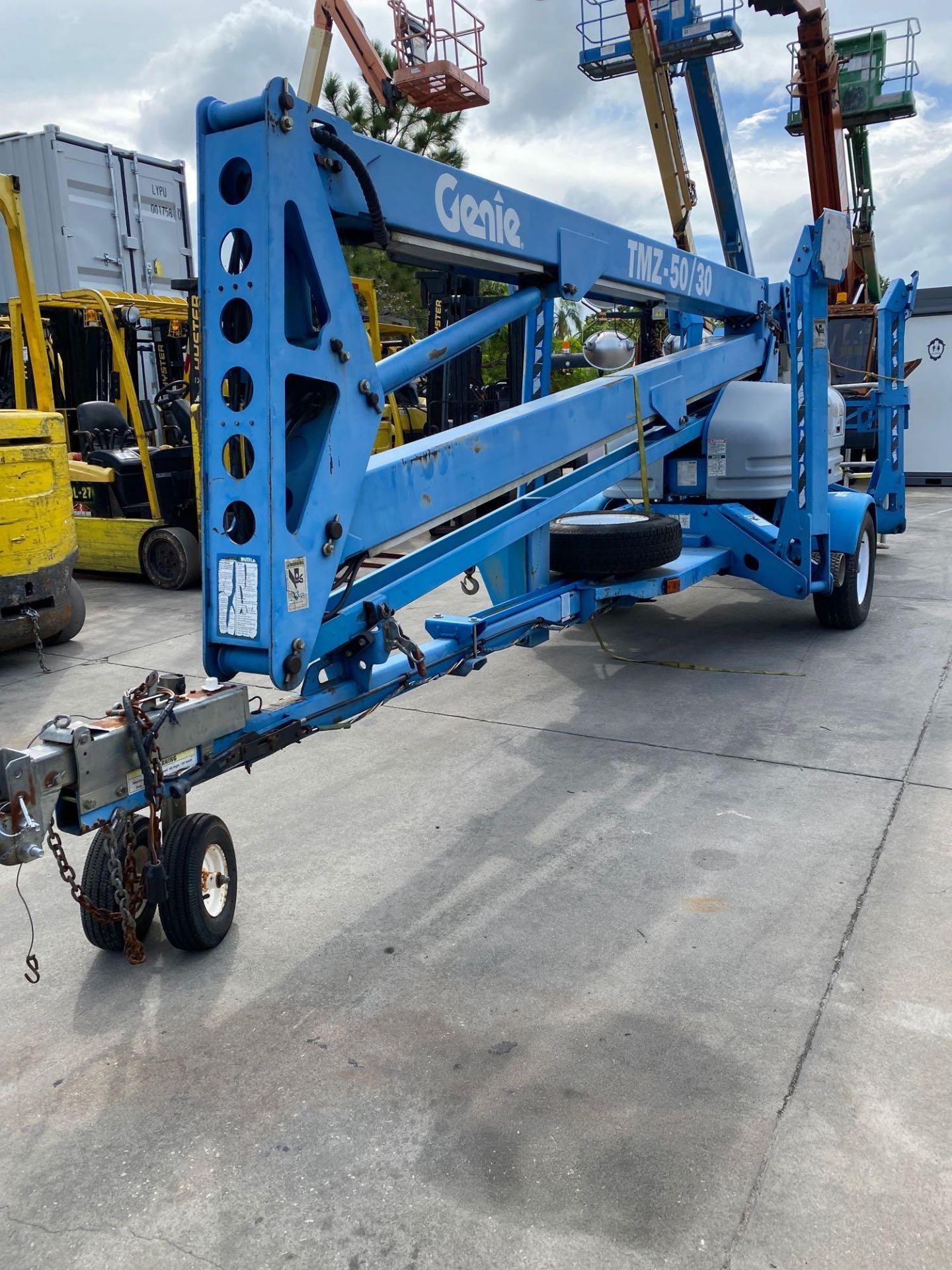 GENIE TMZ-50/30 TOW BEHIND ARTICULATING MAN LIFT 50’ HEIGHT, HONDA GAS MOTOR - Image 3 of 33