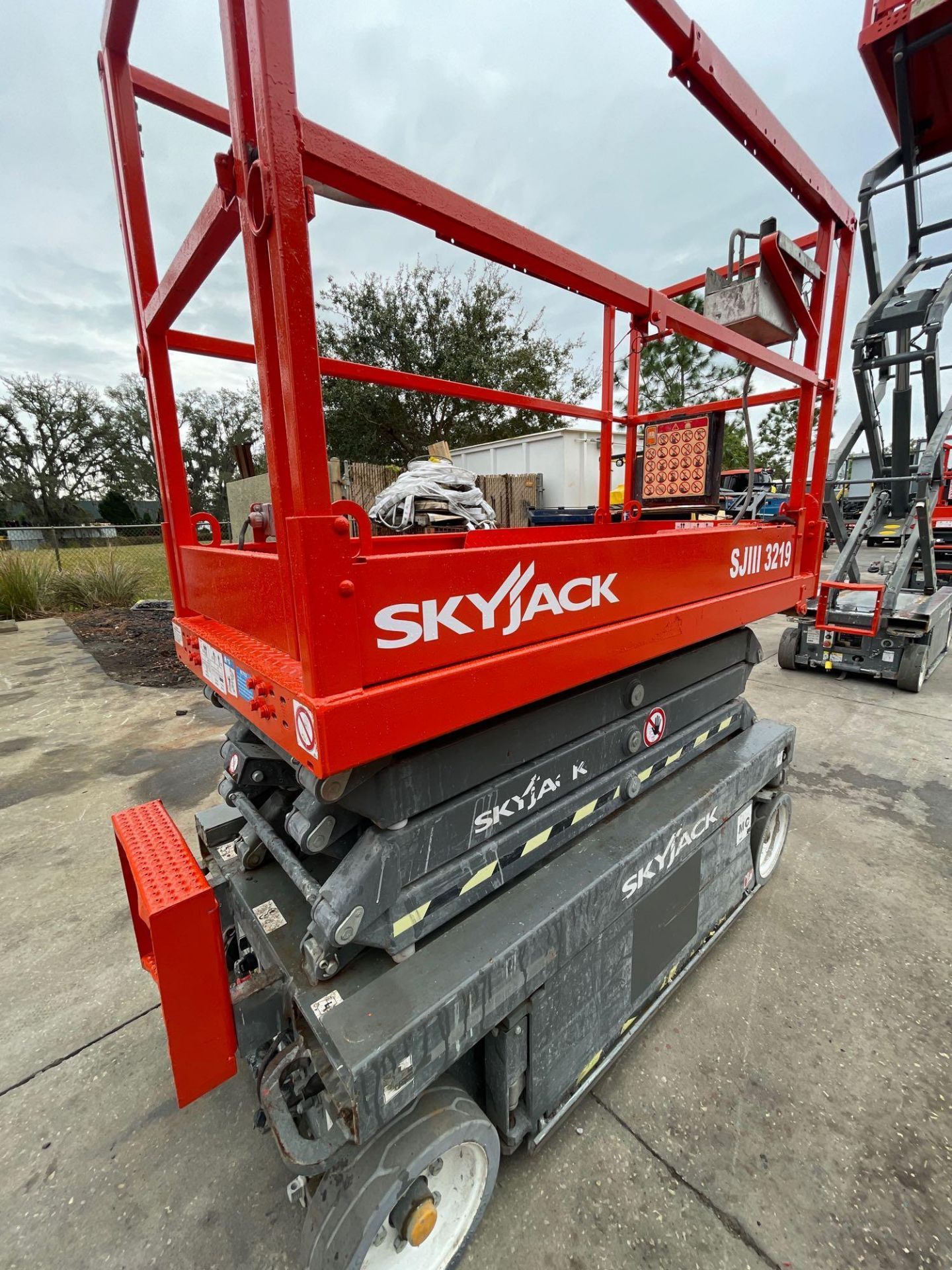 SKYJACK SJIII 3219 SCISSOR LIFT, EXTENDABLE PLATFORM, 24V BUILT IN BATTERY CHARGER, RUNS AND OPERATE - Bild 4 aus 15