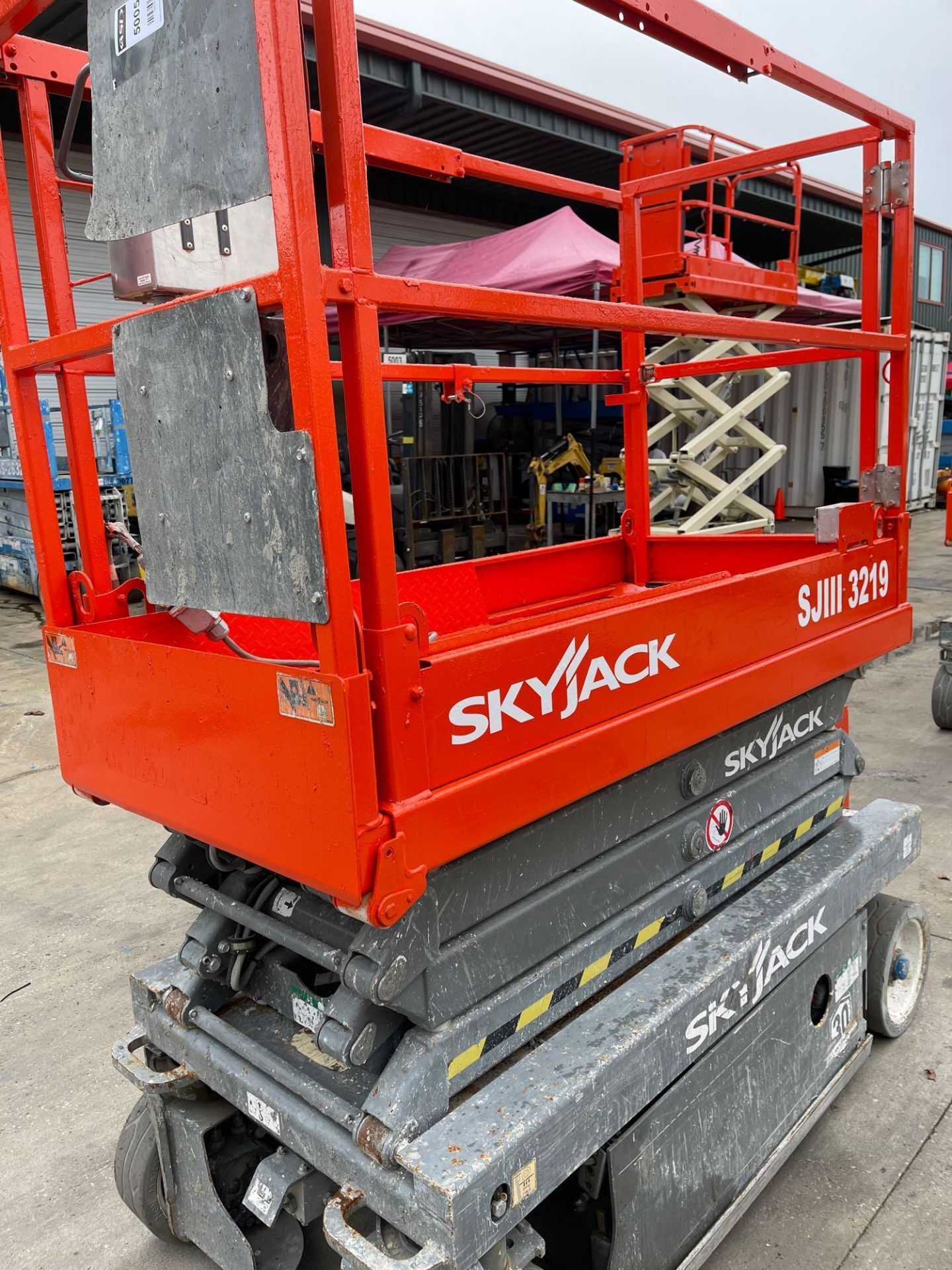 SKYJACK SJIII 3219 SCISSOR LIFT, EXTENDABLE PLATFORM, 24V BUILT IN BATTERY CHARGER - Image 12 of 21