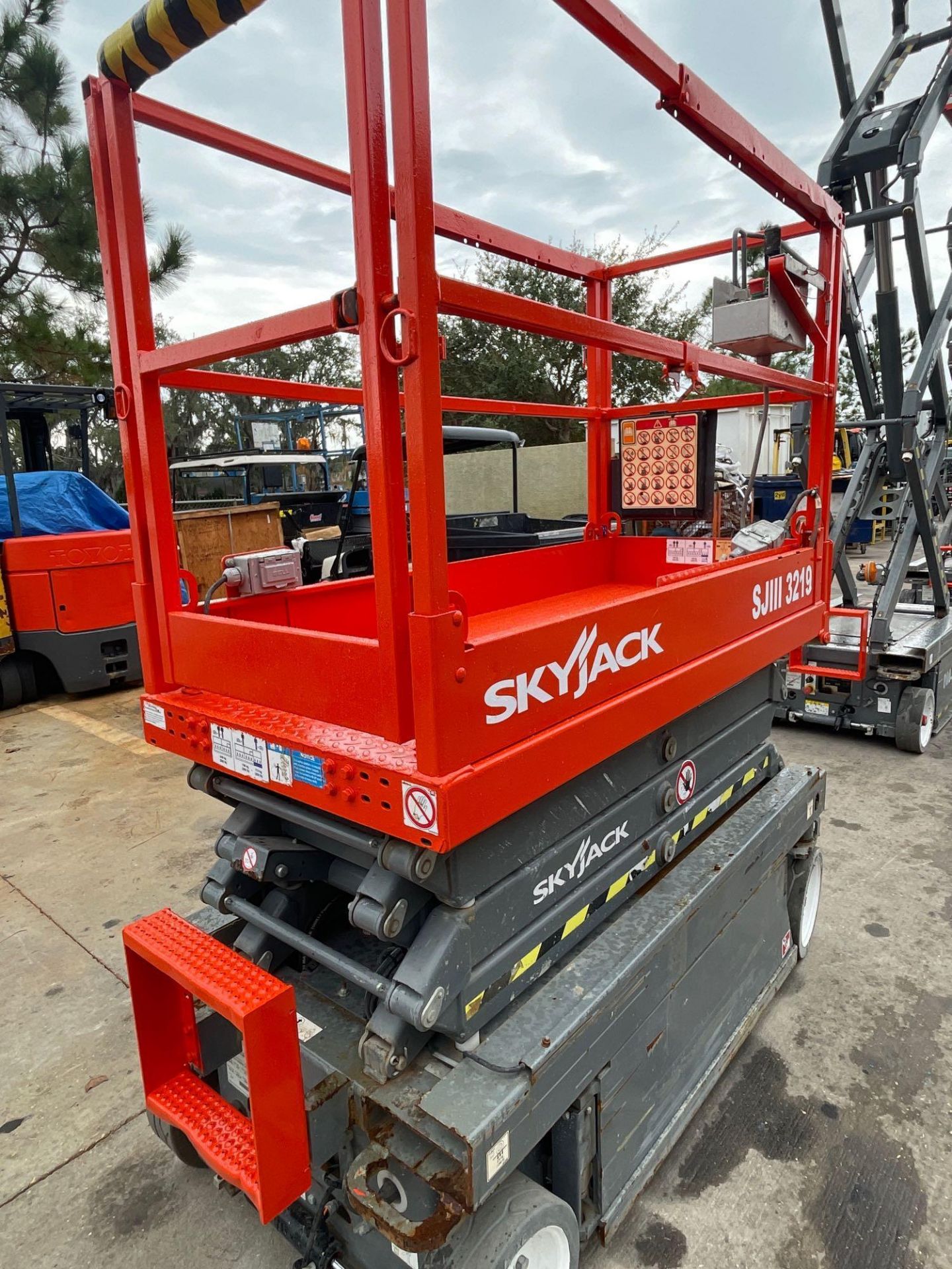 2016 SKYJACK SJIII 3219 SCISSOR LIFT, EXTENDABLE PLATFORM, 24V BUILT IN BATTERY CHARGER - Image 14 of 18