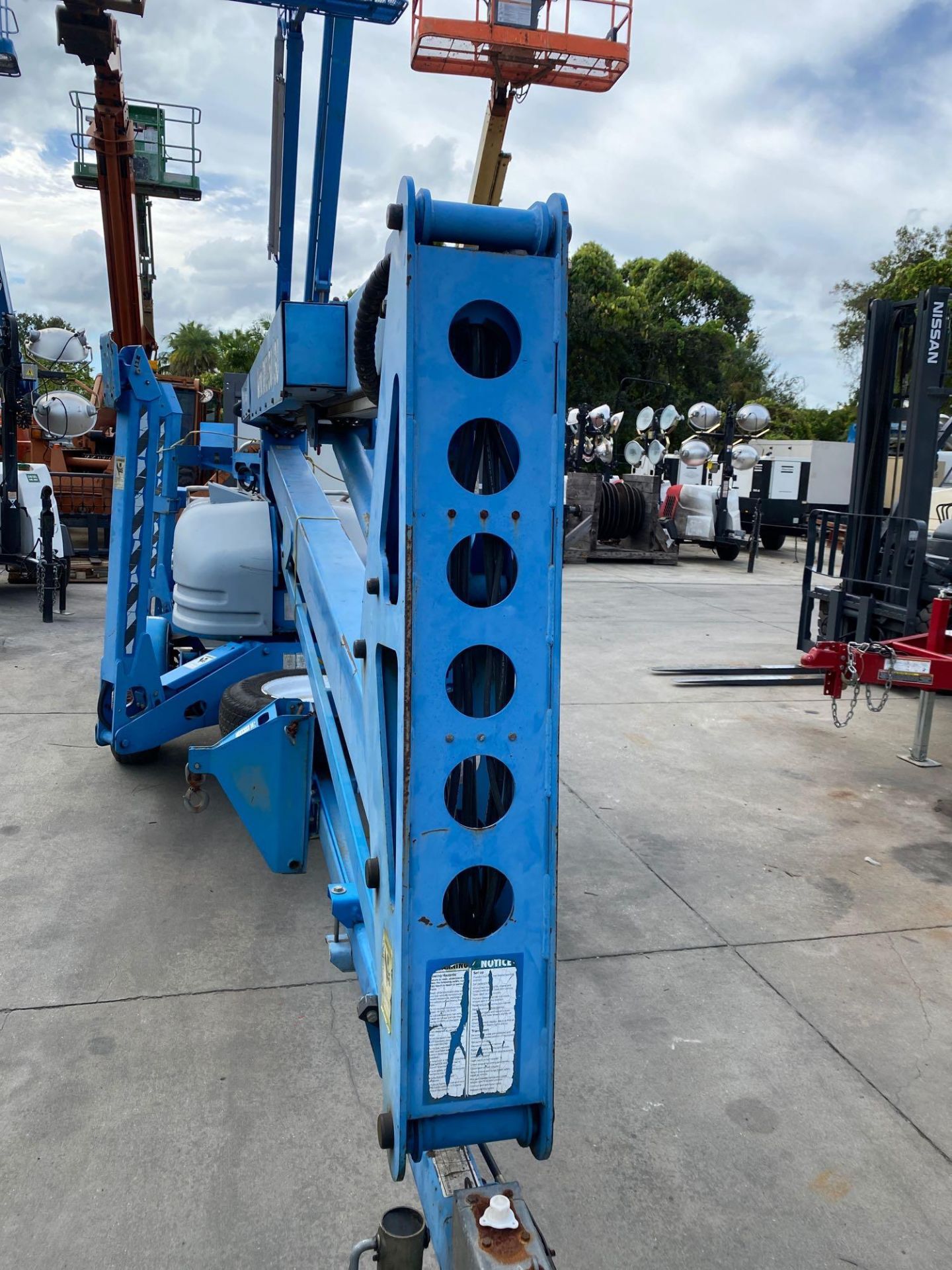 GENIE TMZ-50/30 TOW BEHIND ARTICULATING MAN LIFT 50’ HEIGHT, HONDA GAS MOTOR - Image 8 of 33