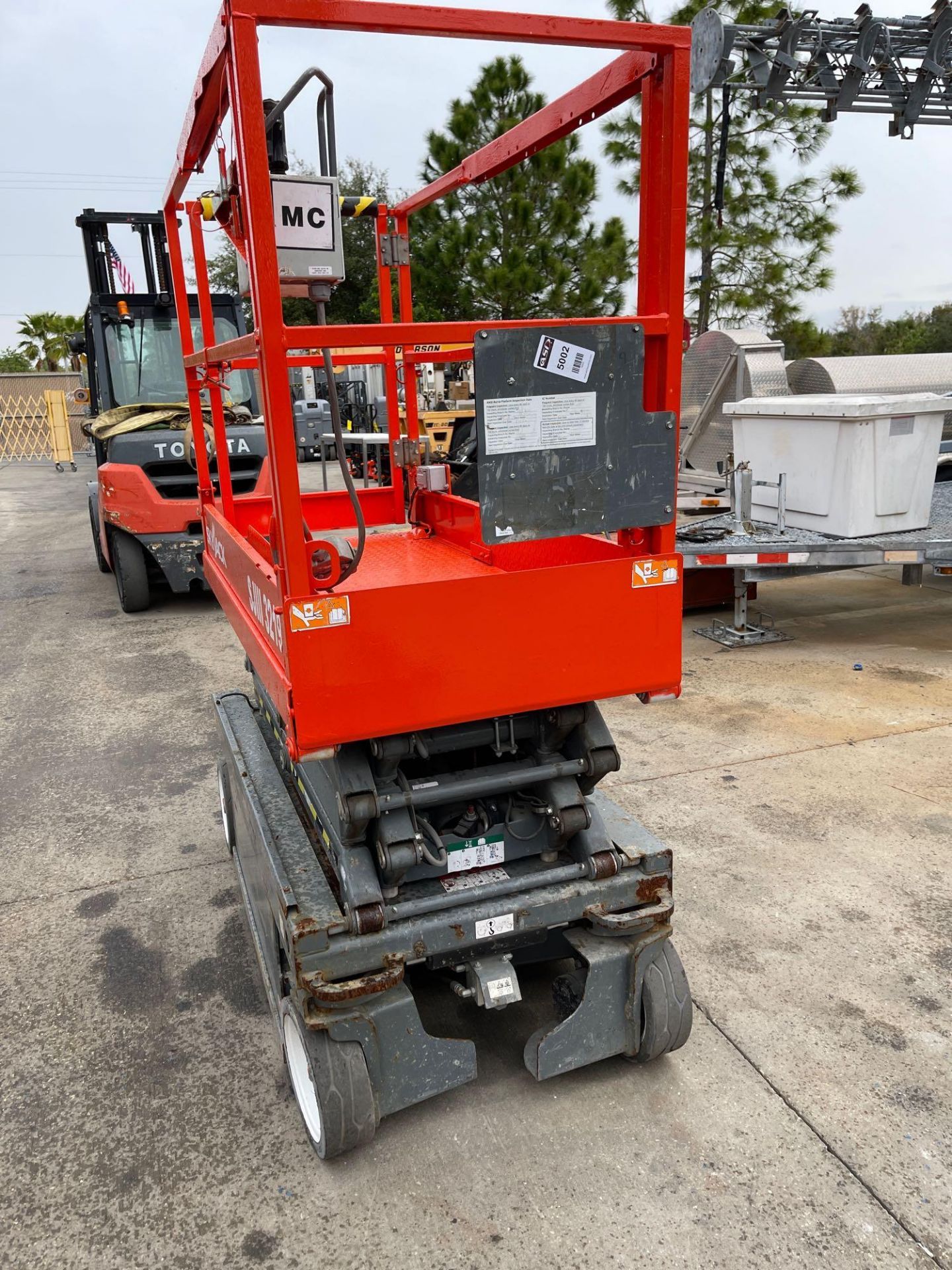 2016 SKYJACK SJIII 3219 SCISSOR LIFT, EXTENDABLE PLATFORM, 24V BUILT IN BATTERY CHARGER - Image 7 of 18