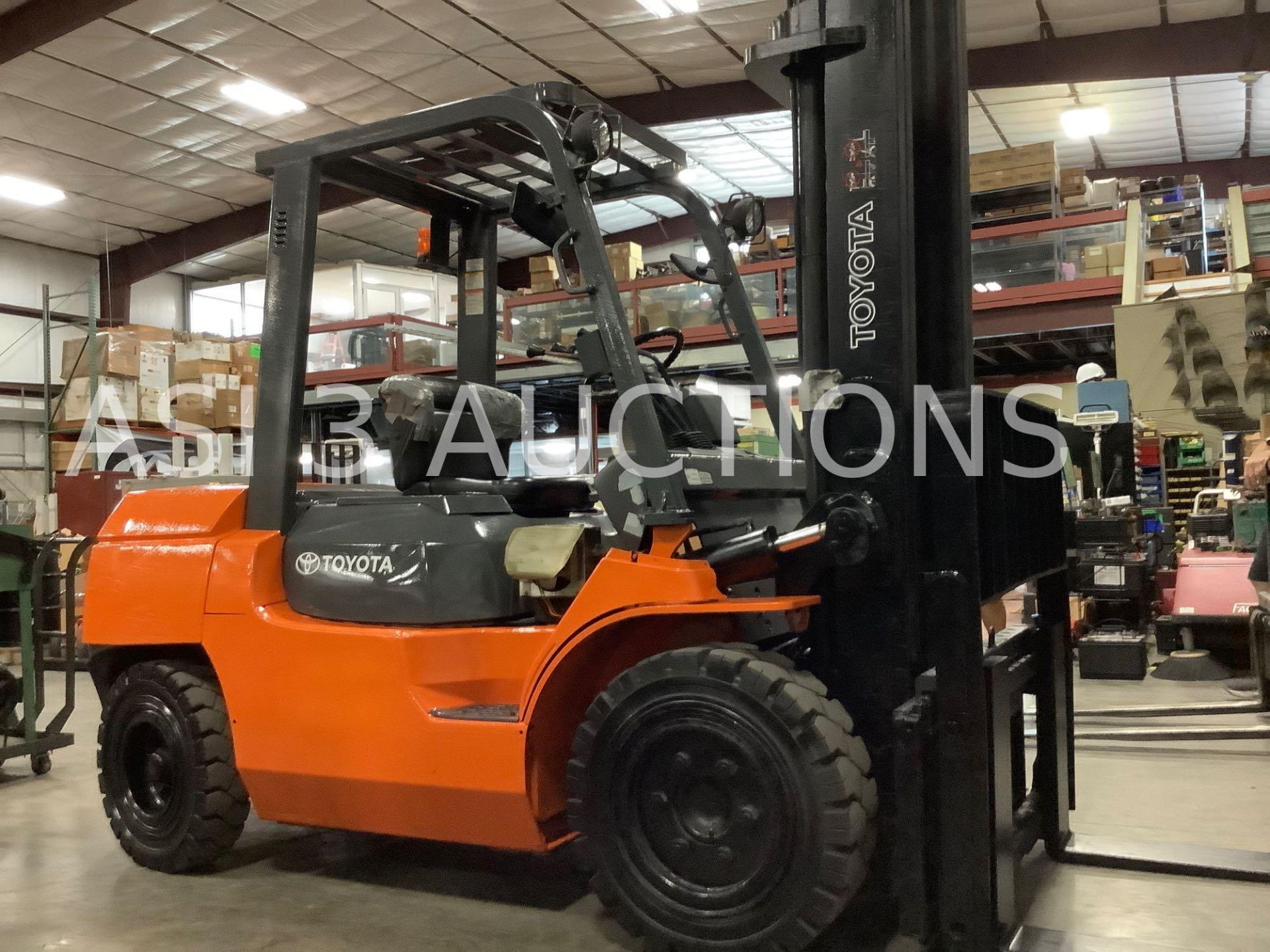 TOYOTA FORKLIFT MODEL 7FGU35 TILT, SIDE SHIFT BACK LIFT APPROX LOAD CAPACITY 7300 - Image 7 of 11