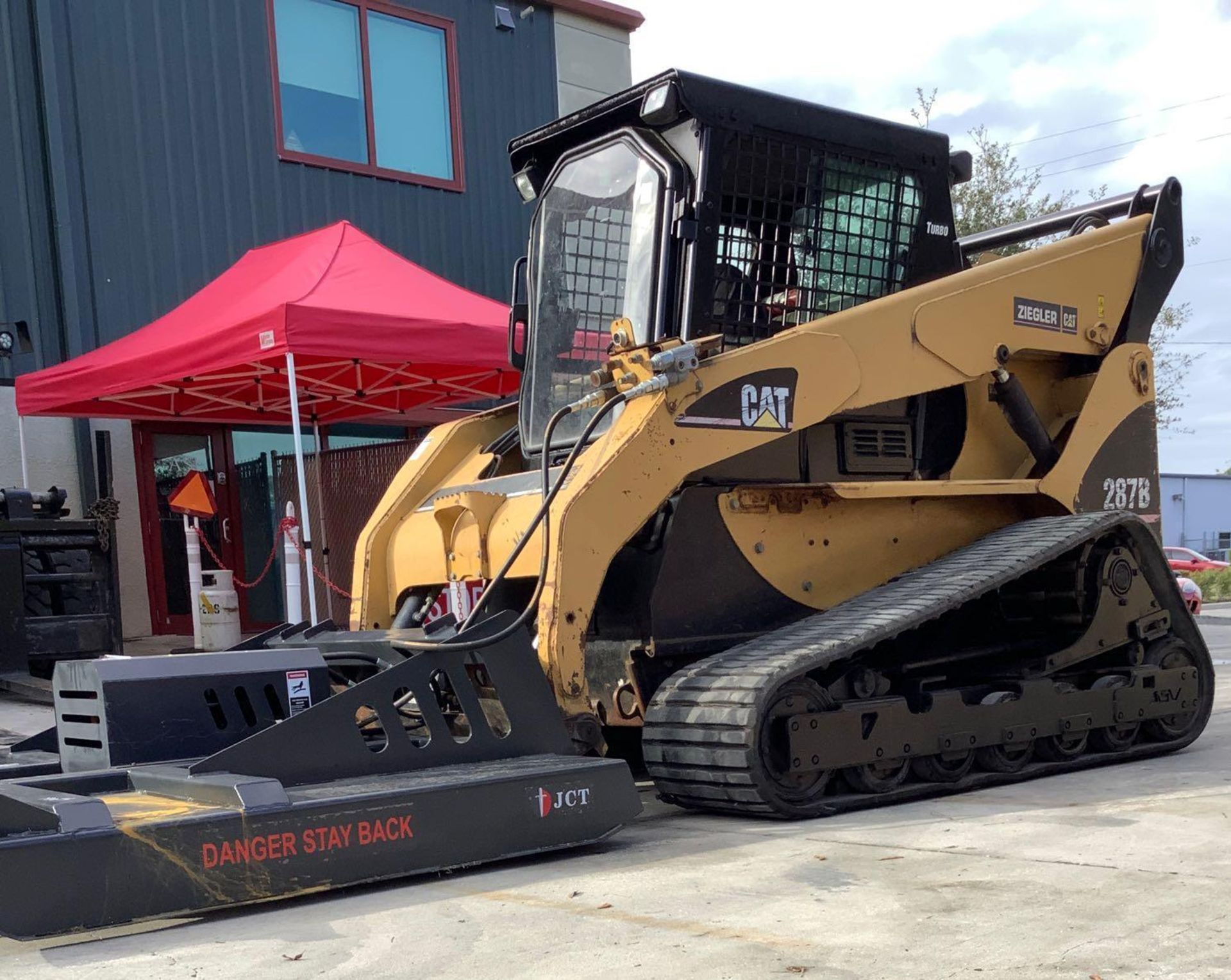 CATERPILLAR 287B DIESEL SKID STIR WITH UNUSED 2021 JCT 72" BRUSH CUTTER/STUMP JUMPER ATTACHMENT - Image 3 of 12