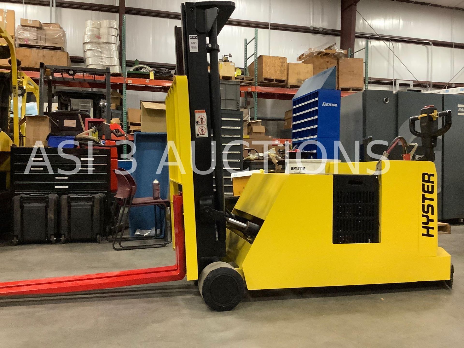 HYSTER FORK LIFT TILT TRUCK MODEL W40XTC MAX CAPACITY 4000lbs LOAD HEIGHT 104.5 RUNS & OPERATES - Image 4 of 9