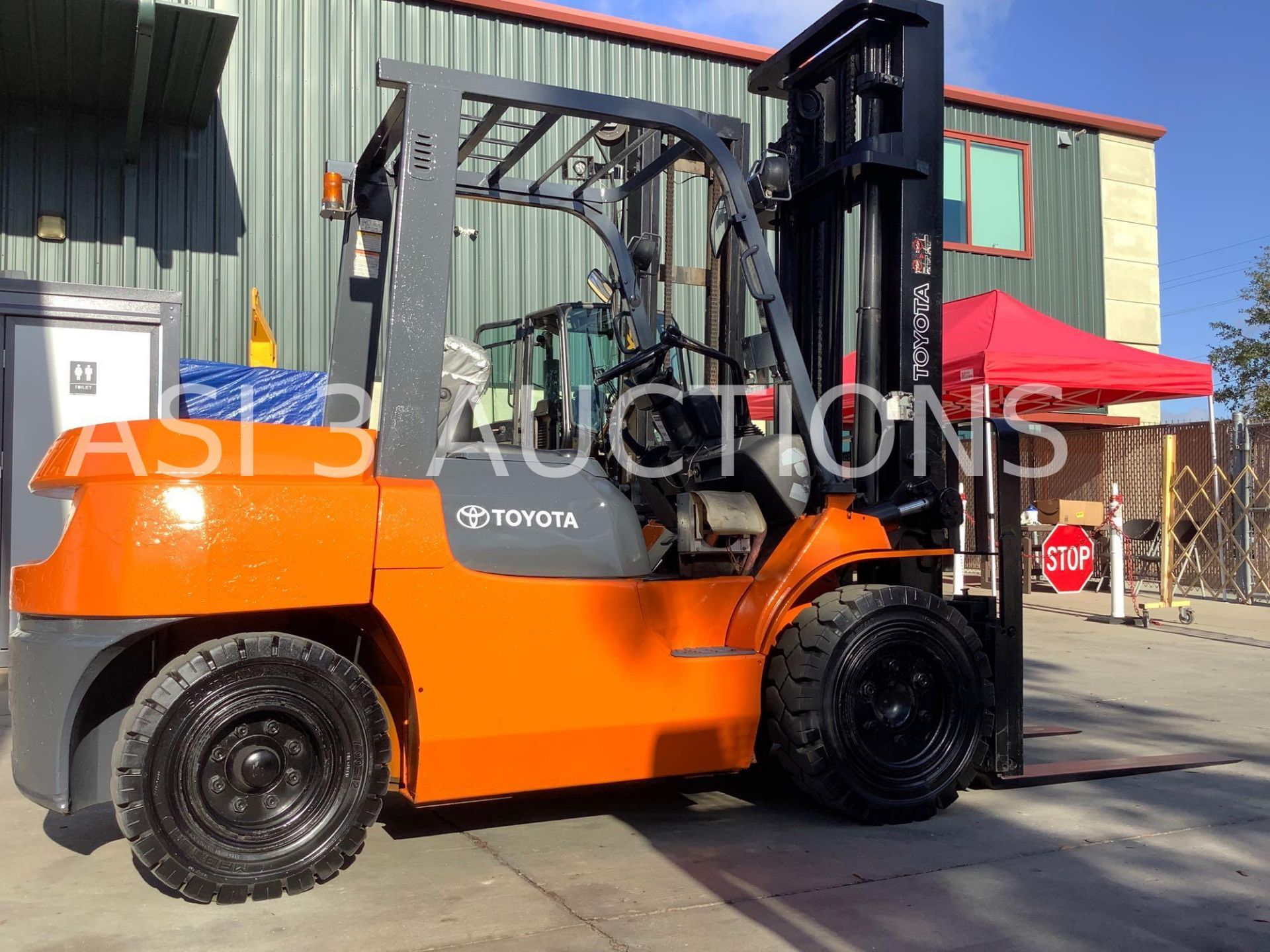 TOYOTA FORKLIFT MODEL 7FGU35 TILT, SIDE SHIFT BACK LIFT APPROX LOAD CAPACITY 7300 - Image 5 of 11