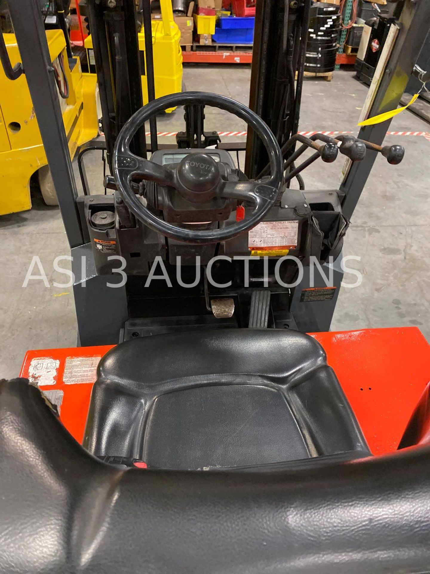 TOYOTA 7FBCU25 ELECTRIC FORKLIFT, 5,000 LB CAPACITY, 170.5" HEIGHT CAPACITY, TILT, SIDE SHIFT, 36V, - Image 8 of 11