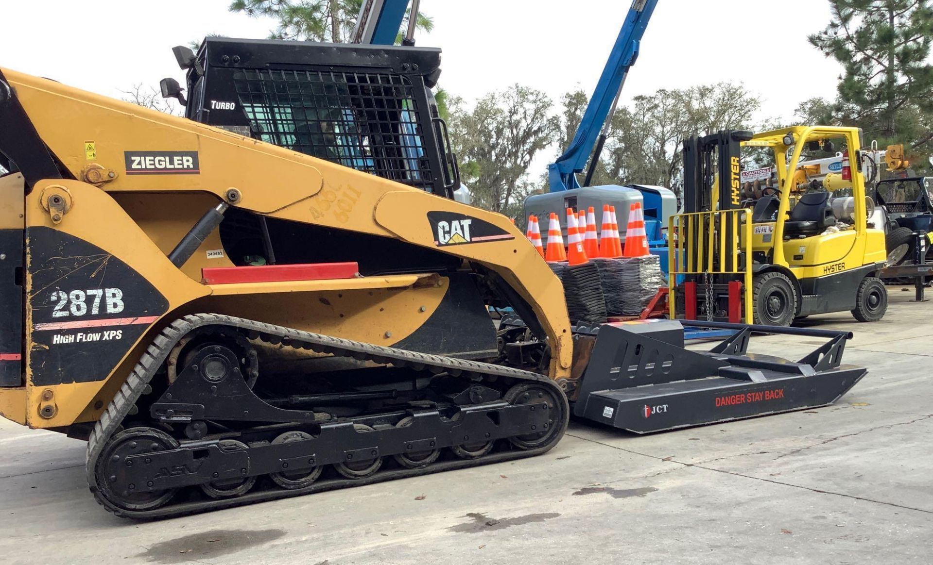 CATERPILLAR 287B DIESEL SKID STIR WITH UNUSED 2021 JCT 72" BRUSH CUTTER/STUMP JUMPER ATTACHMENT - Image 4 of 12