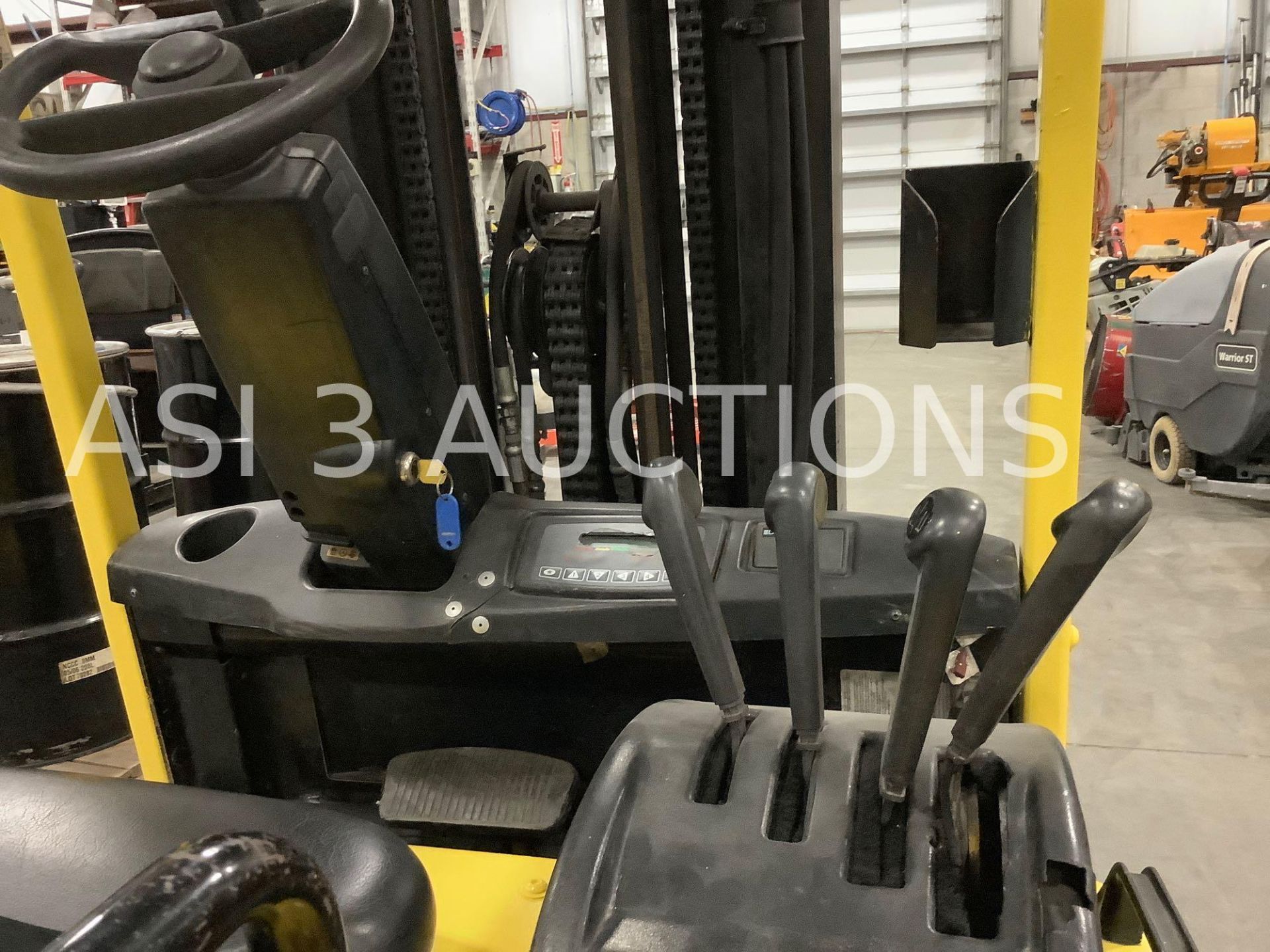 HYSTER FORK LIFT TRUCK MODEL J35ZT MAX CAPACITY 3,500lbs LOAD HEIGHT 187in - Image 6 of 11