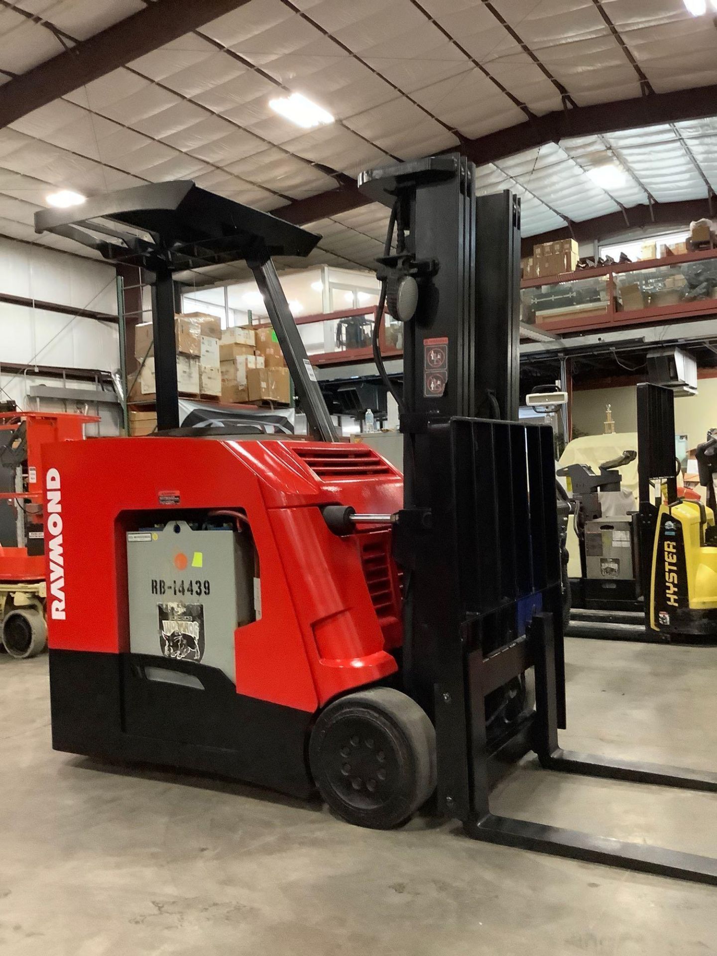 2010 RAYMOND STAND UP FORKLIFT MODEL 425 C40TTW/ SIDE SHIFT, APPROX 4,000LB MAX CAPACITY, 251"