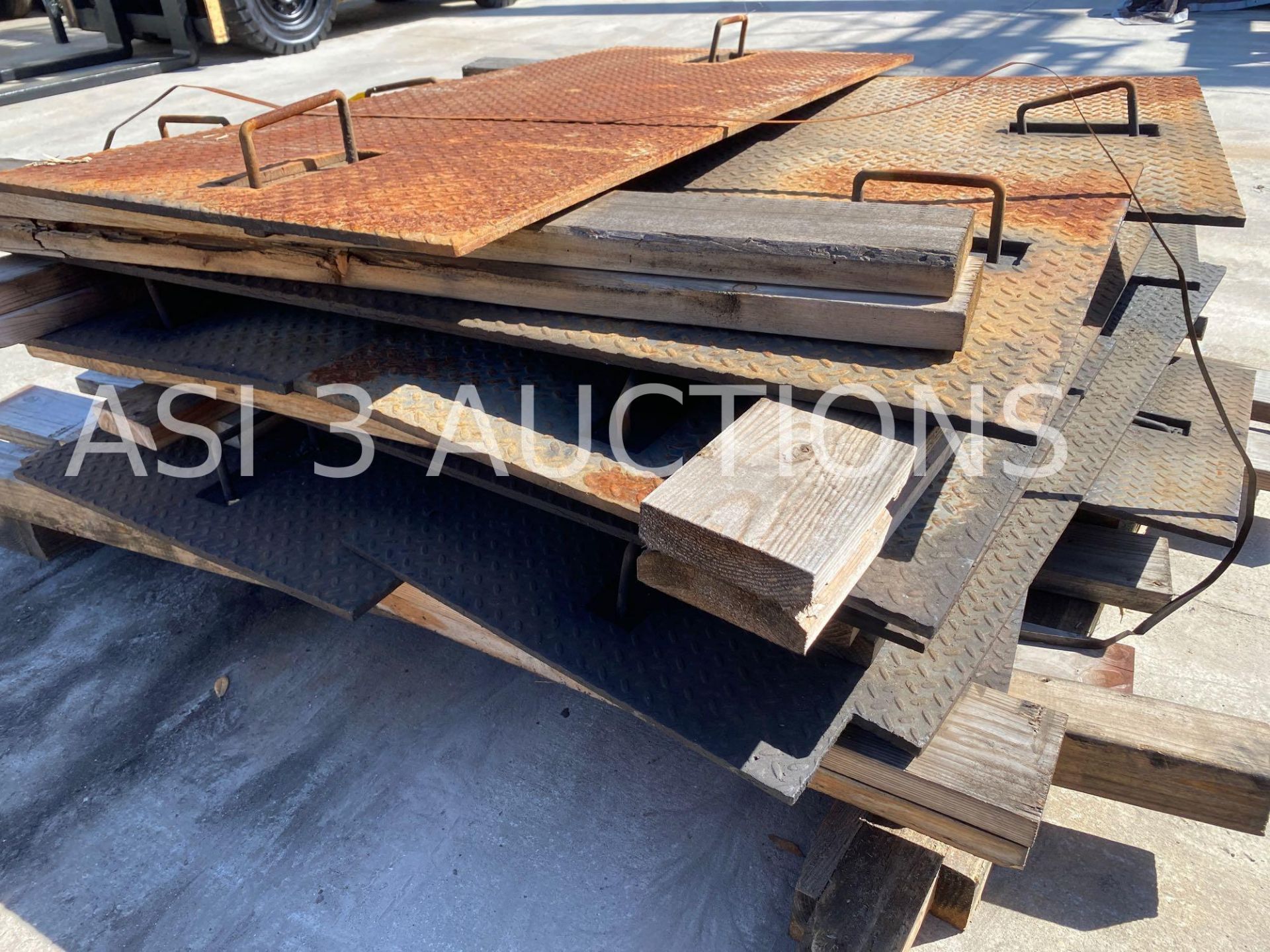 LARGE QUANTITY OF HEAVY STEEL ROAD PLATES - Image 7 of 7