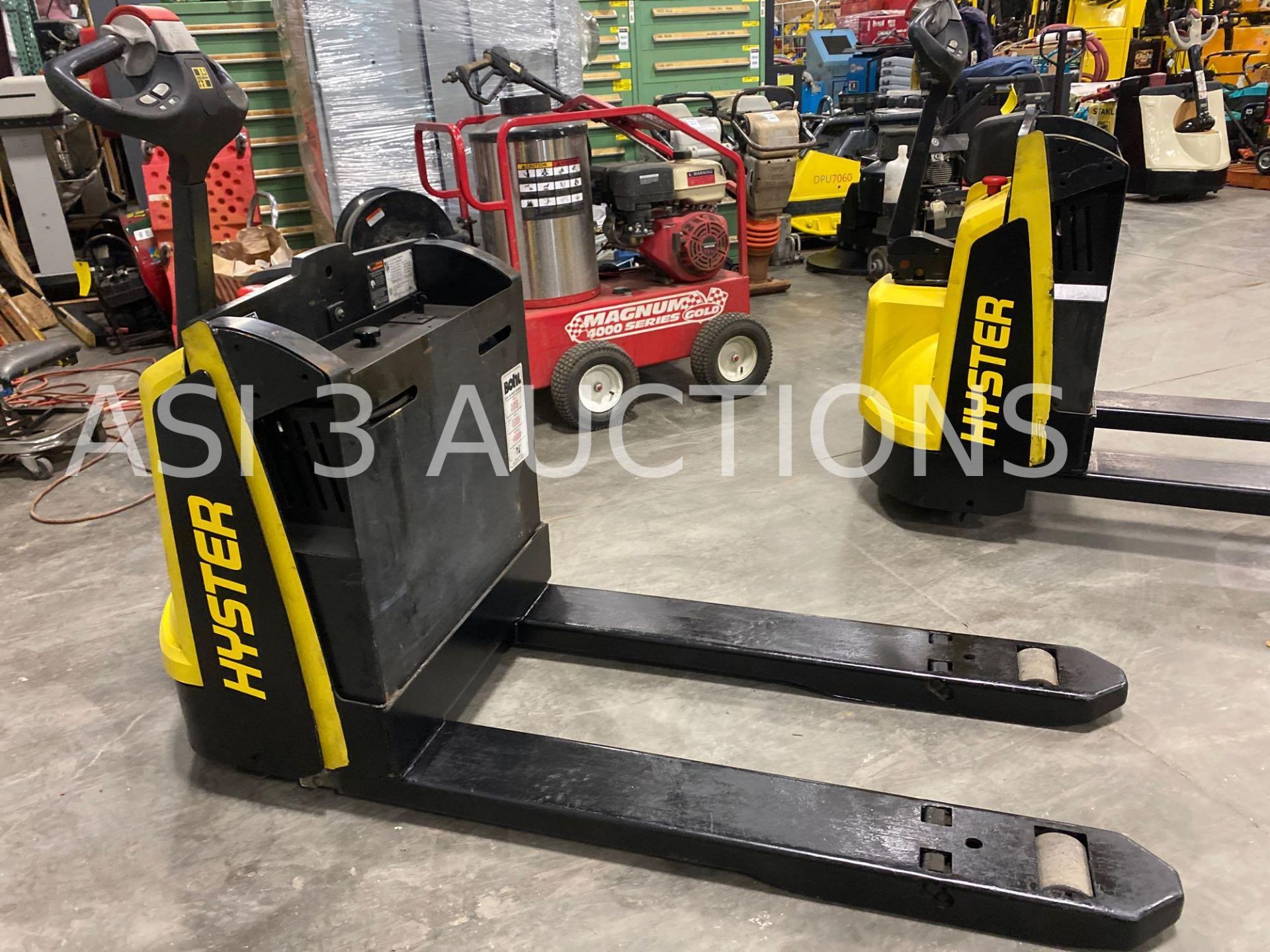 2015 HYSTER ELECTRIC PALLET JACK MODEL W45Z-HD, 24V, 4,500 LB CAPACITY, BUILT IN BATTERY CHARGER - Image 4 of 6