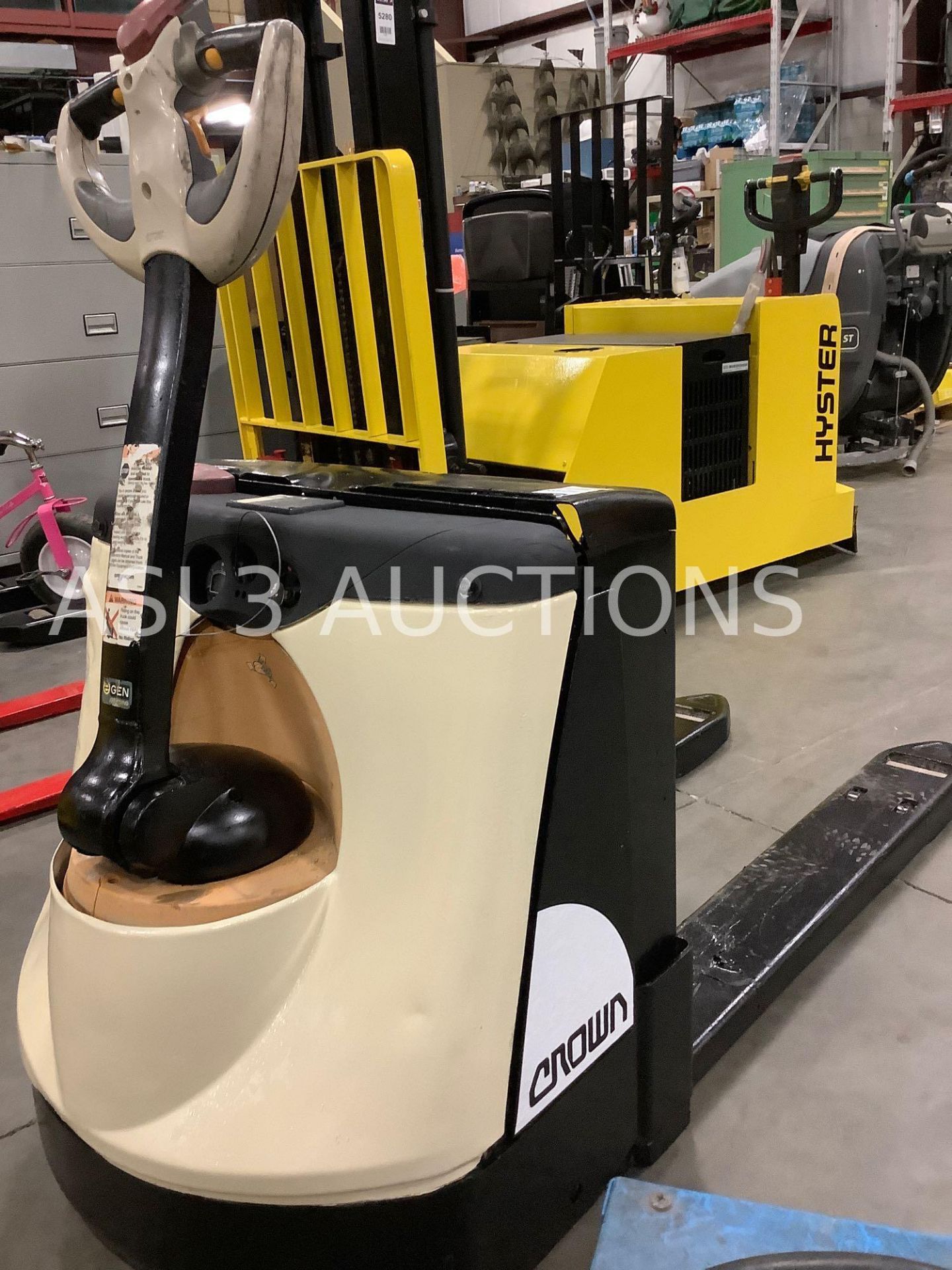 2016 CROWN ELECTRIC WP 3000 SERIES PALLET JACK MODEL WP3035-45 - Image 9 of 14