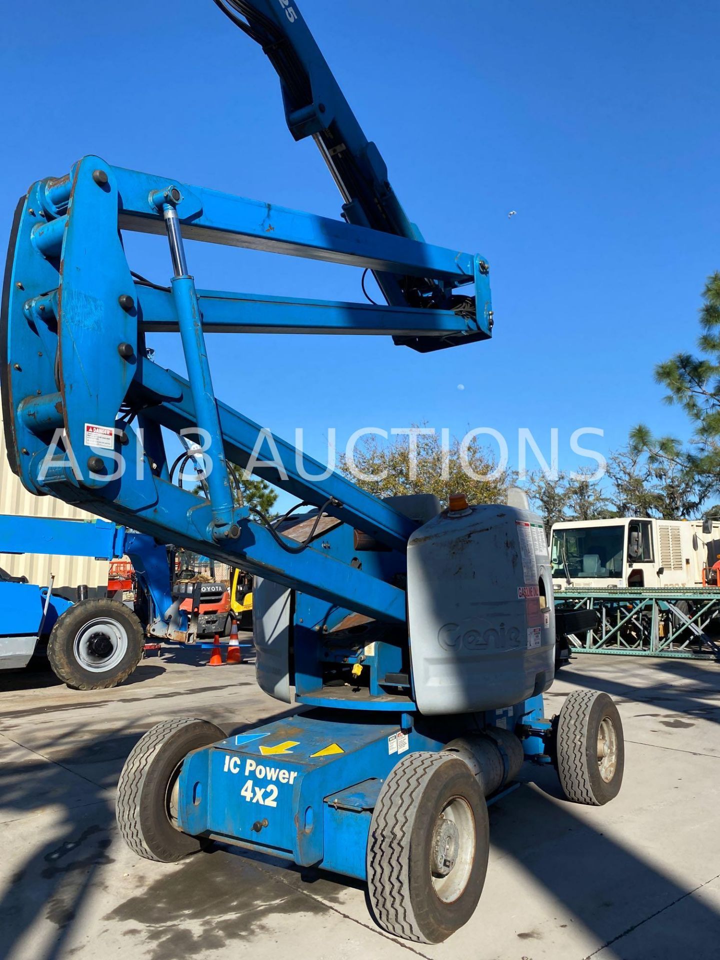 GENIE Z-45/25 DUAL FUEL ARTICULATING BOOM LIFT, FOAM FILLED TIRES, EXTRA WEIGHT UNDERNEATH, 45 - Image 3 of 17