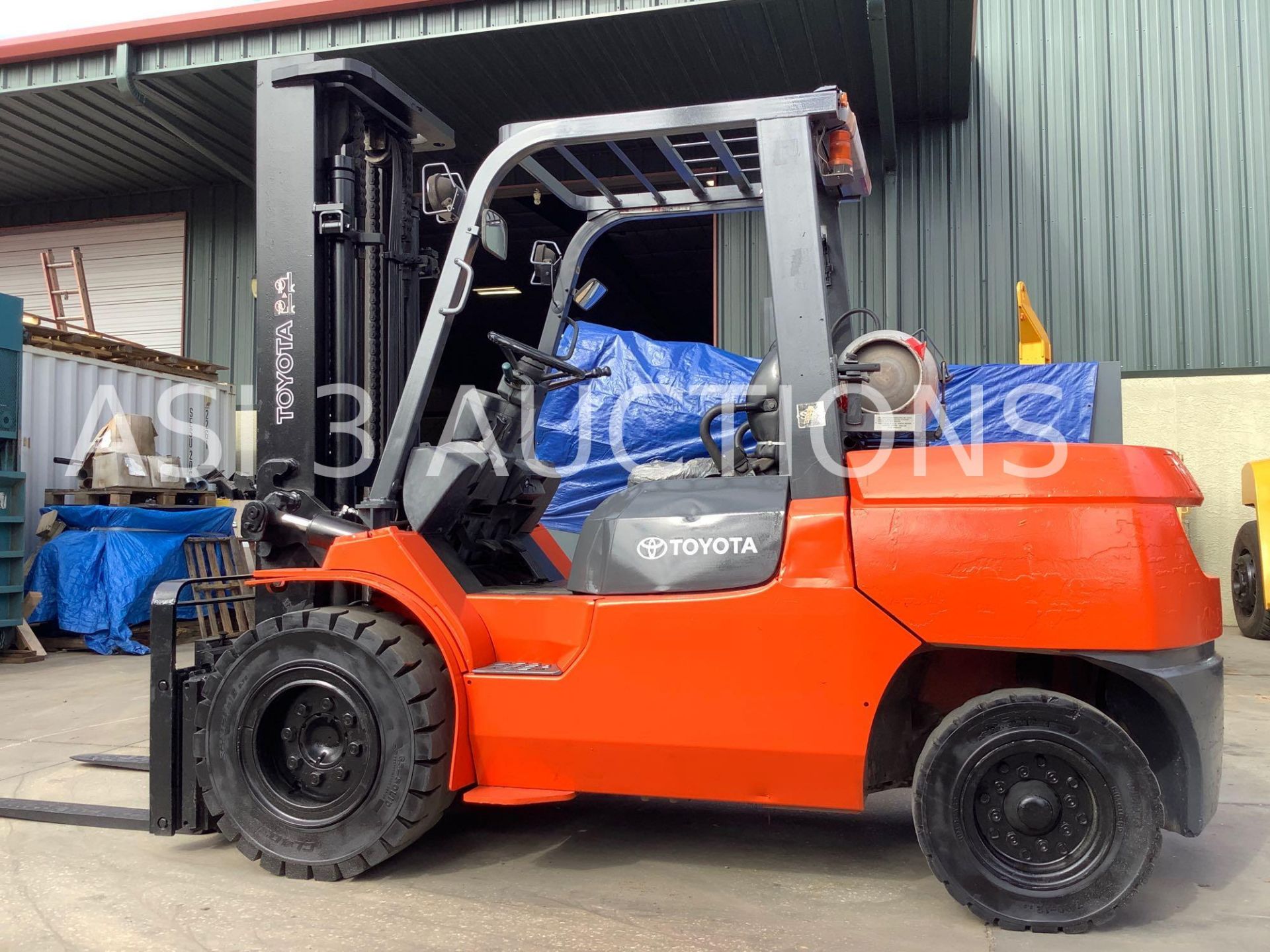 TOYOTA LP FORKLIFT MODEL 7FGU45, TILT,  APPROX LOAD CAPACITY 9750LBS - Image 2 of 11