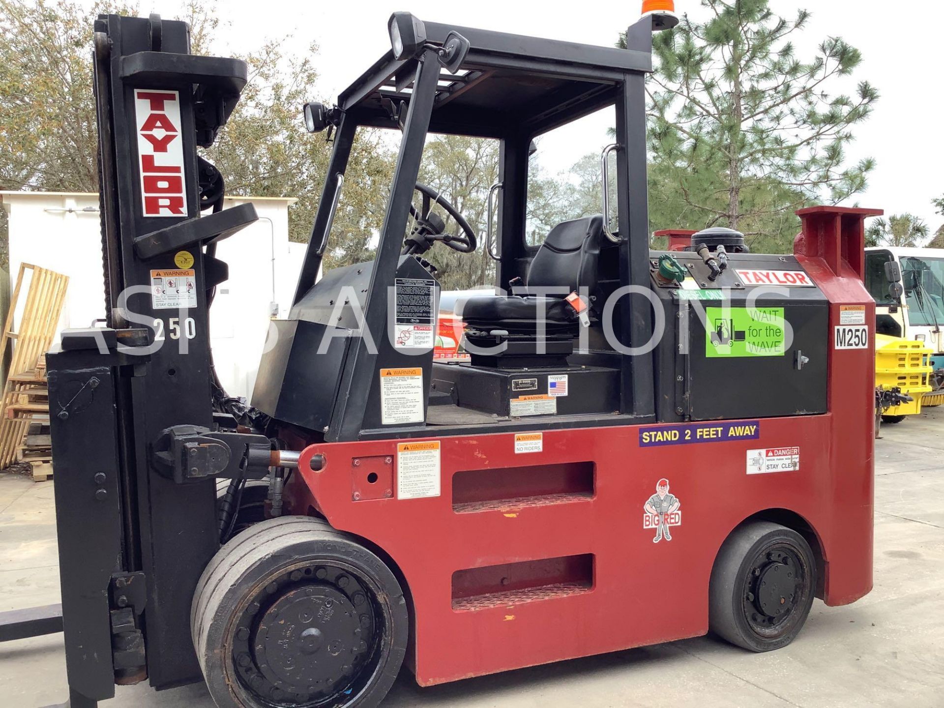 TAYLOR "BIG RED" DIESEL FORKLIFT MODEL TC250, FACTORY RECONDITIONED IN 2014 - Image 17 of 18