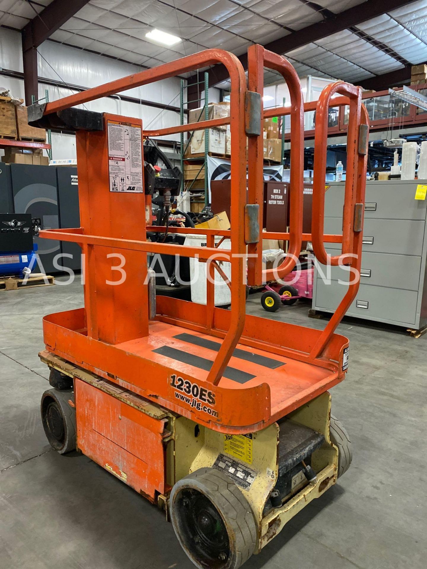 JLG ELECTRIC MAN LIFT MODEL 1230ES, 12' PLATFORM HEIGHT, SELF PROPELLED, BUILT IN BATTERY CHARGER - Image 4 of 7