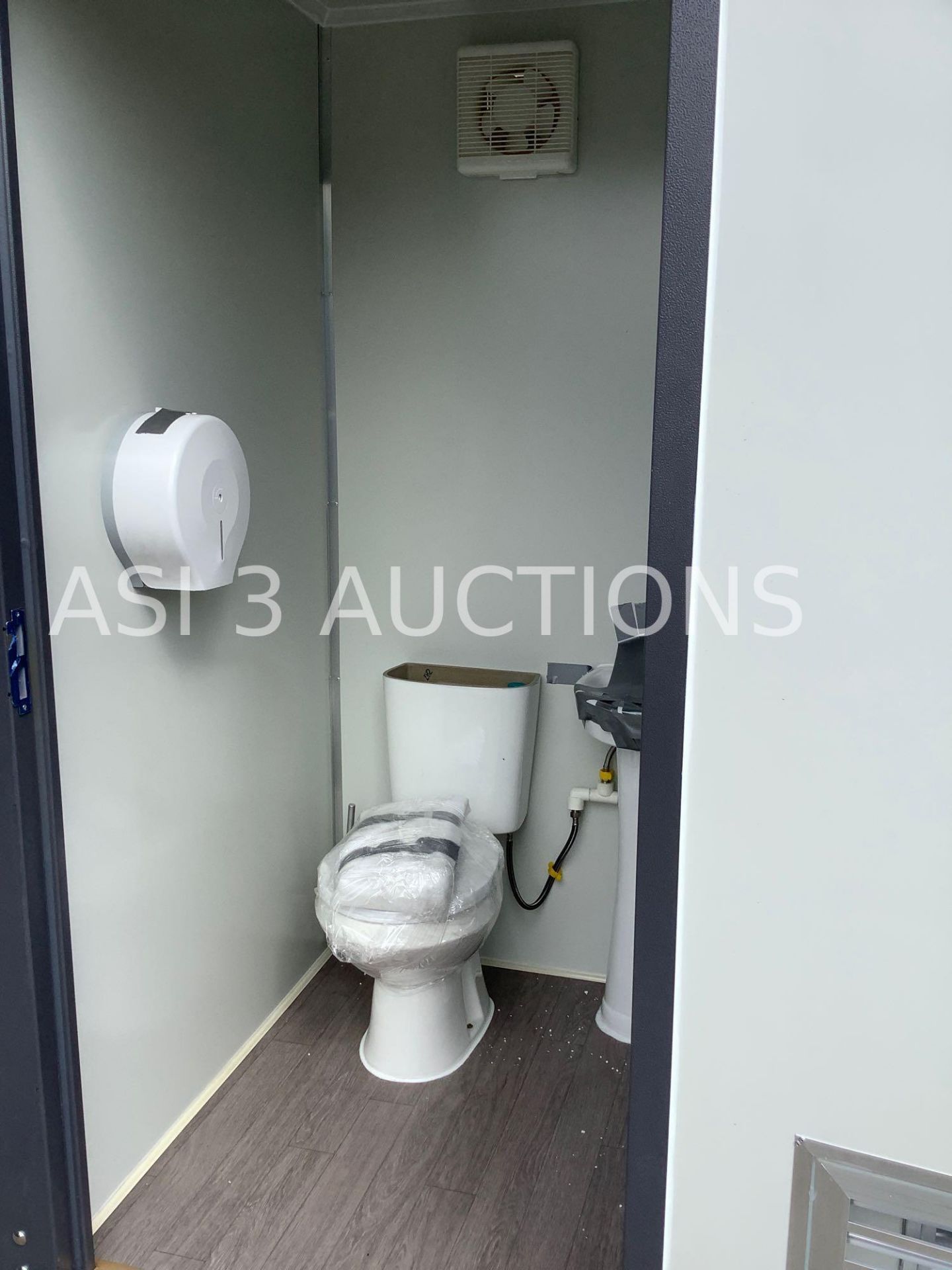 UNUSED PORTABLE DOUBLE BATHROOM UNIT, 2 STALLS, ELECTRIC & PLUMBING HOOK UP, 110V, FORK POCKETS, SIN - Image 10 of 12