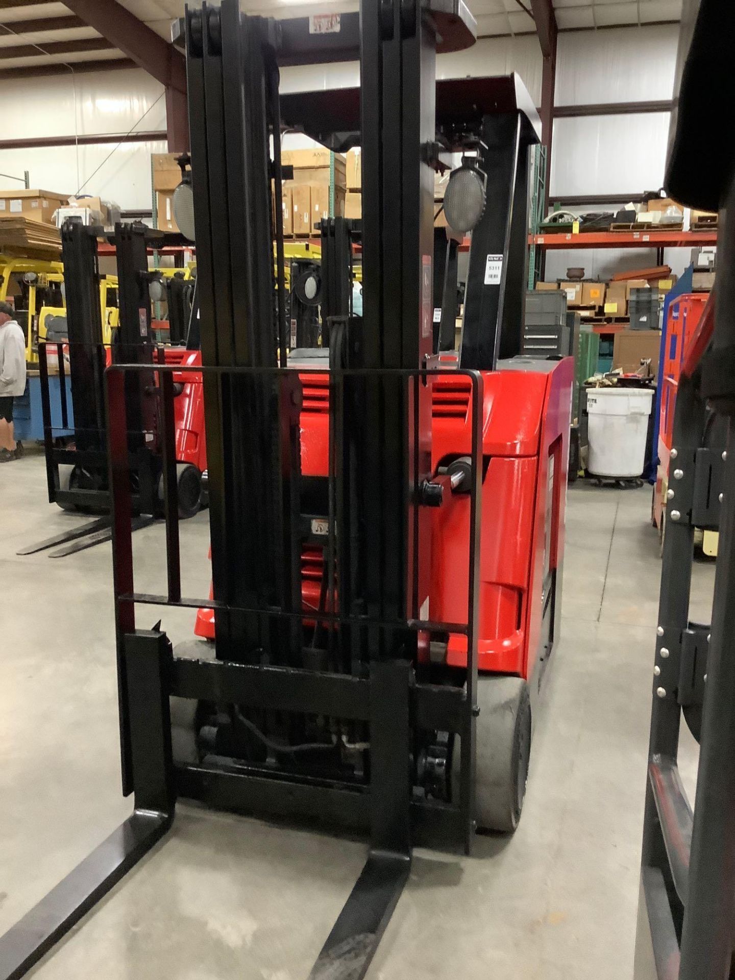 2010 RAYMOND STAND UP FORKLIFT MODEL 425 C40TTW/ SIDE SHIFT, APPROX 4,000LB MAX CAPACITY, 251" - Image 7 of 9