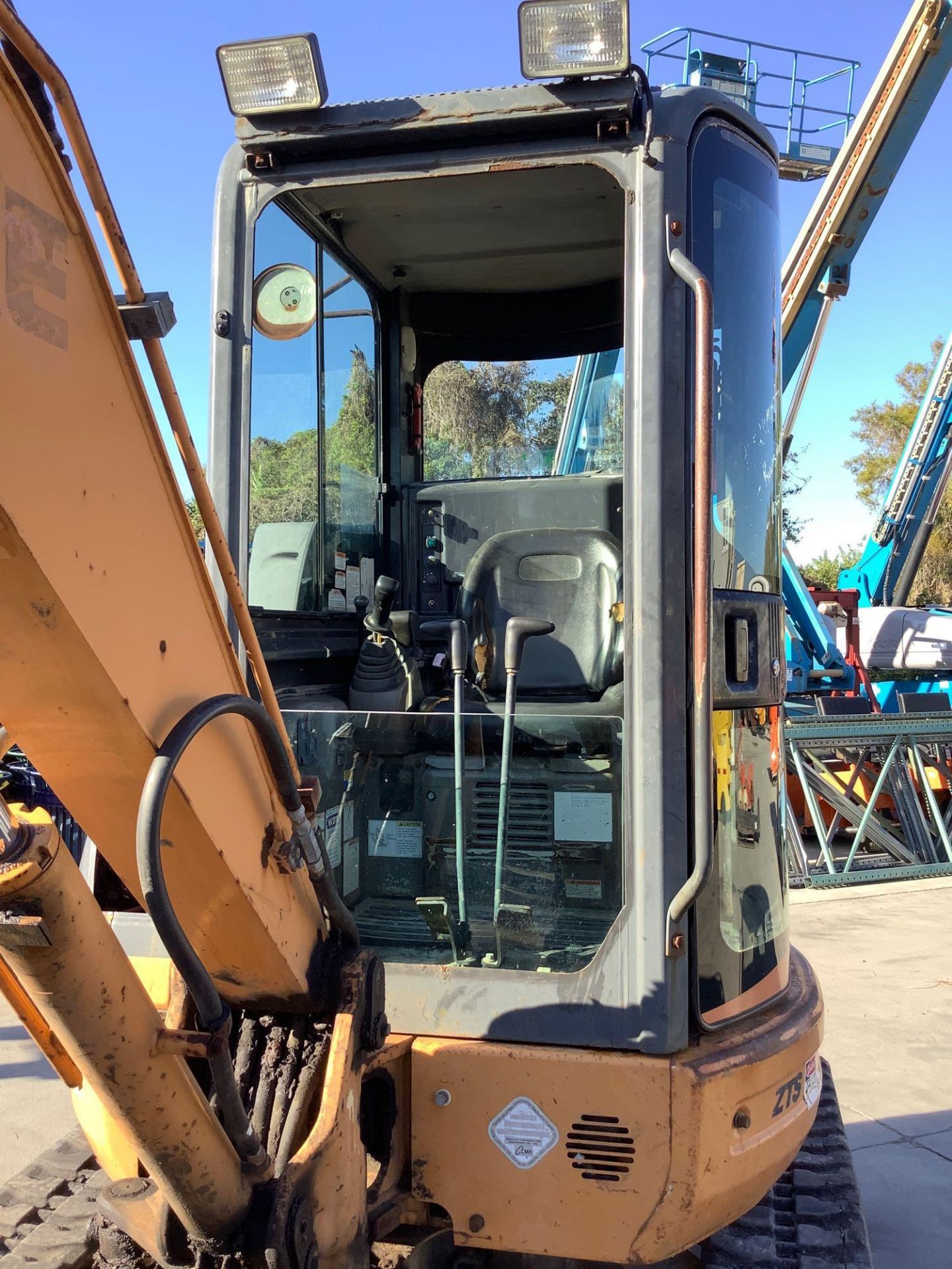 CASE DIESEL EXCAVATOR MODEL CX36B, RUBBER TRACKS, PUSH BLADE, BUCKET ATTACHMENT - Image 9 of 14