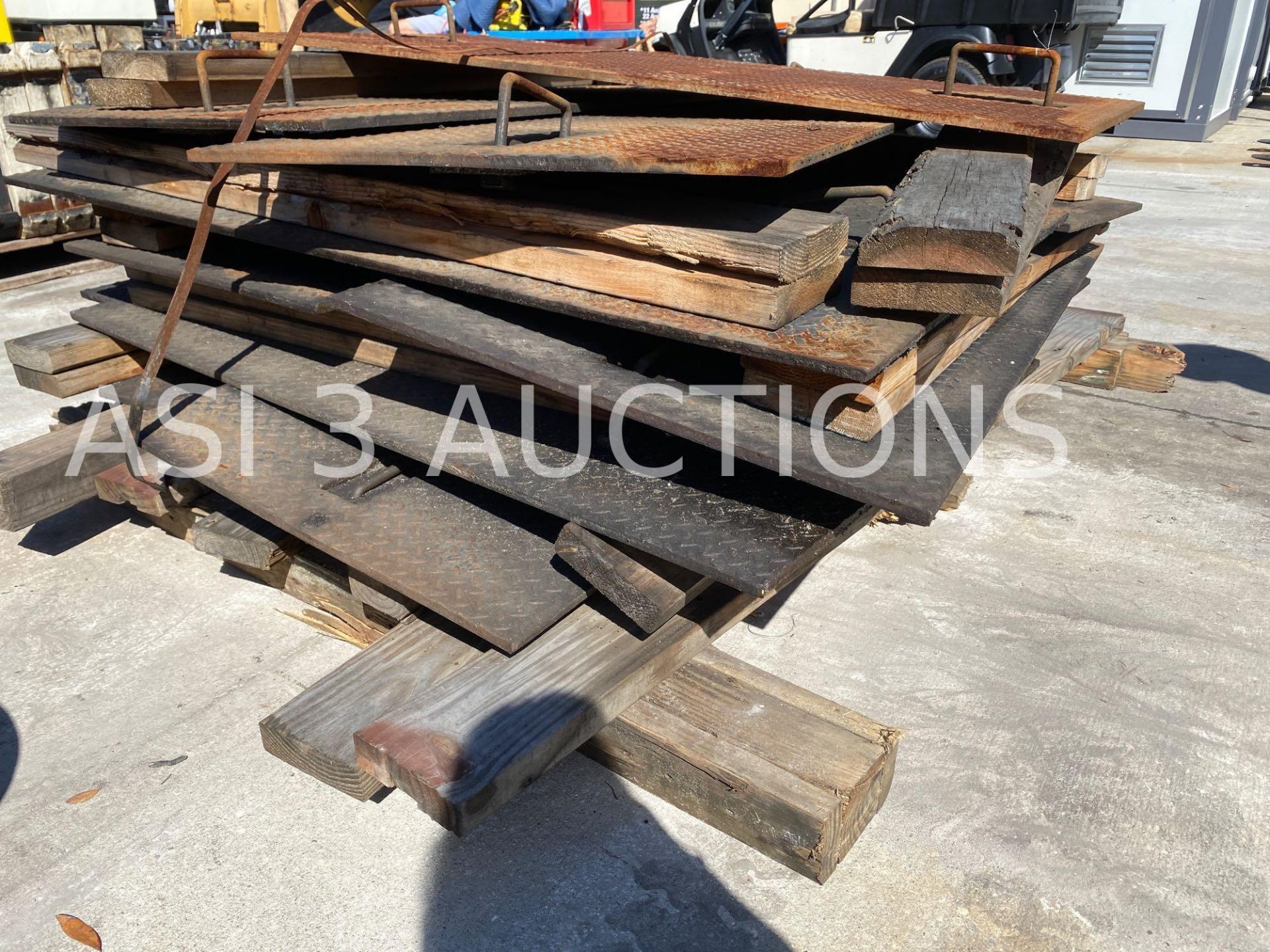 LARGE QUANTITY OF HEAVY STEEL ROAD PLATES