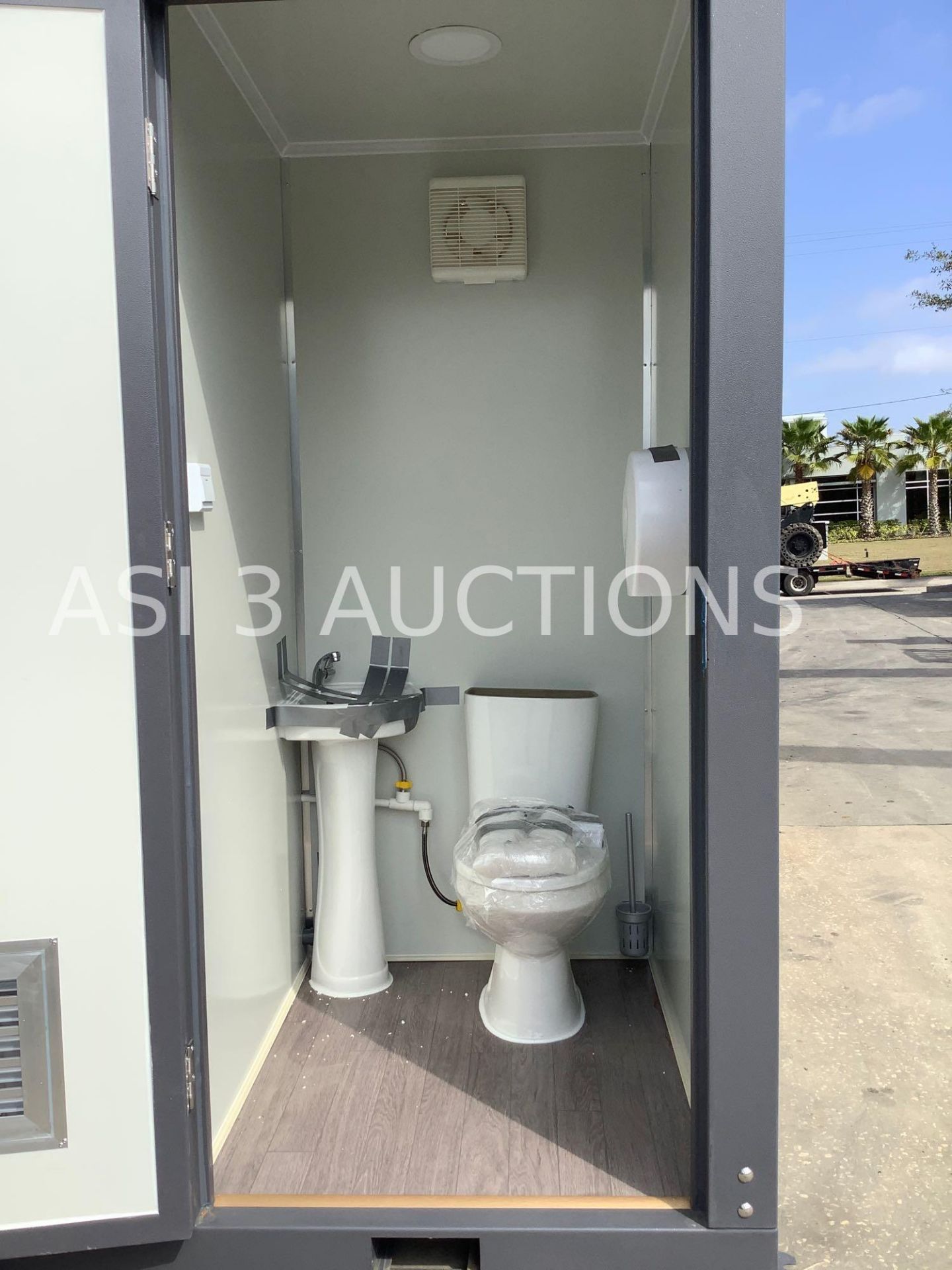 UNUSED PORTABLE DOUBLE BATHROOM UNIT, 2 STALLS, ELECTRIC & PLUMBING HOOK UP, 110V, FORK POCKETS, SIN - Image 5 of 12