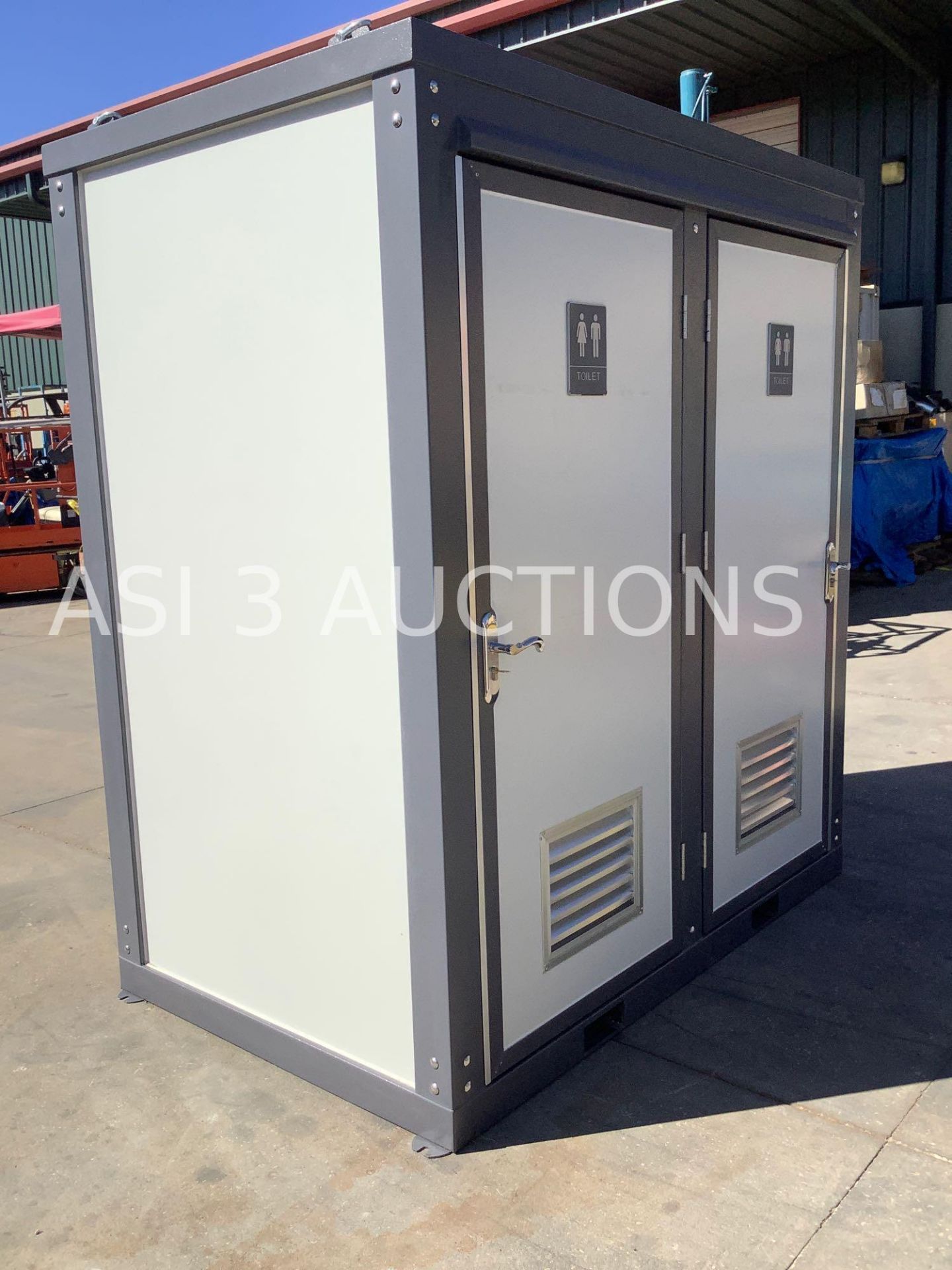 UNUSED PORTABLE MALE/FEMALE TOILETS, EXTERIOR PLUMBING CONNECTIONS, 110V/220V, EXHAUST FAN, LIGHTS - Image 6 of 14