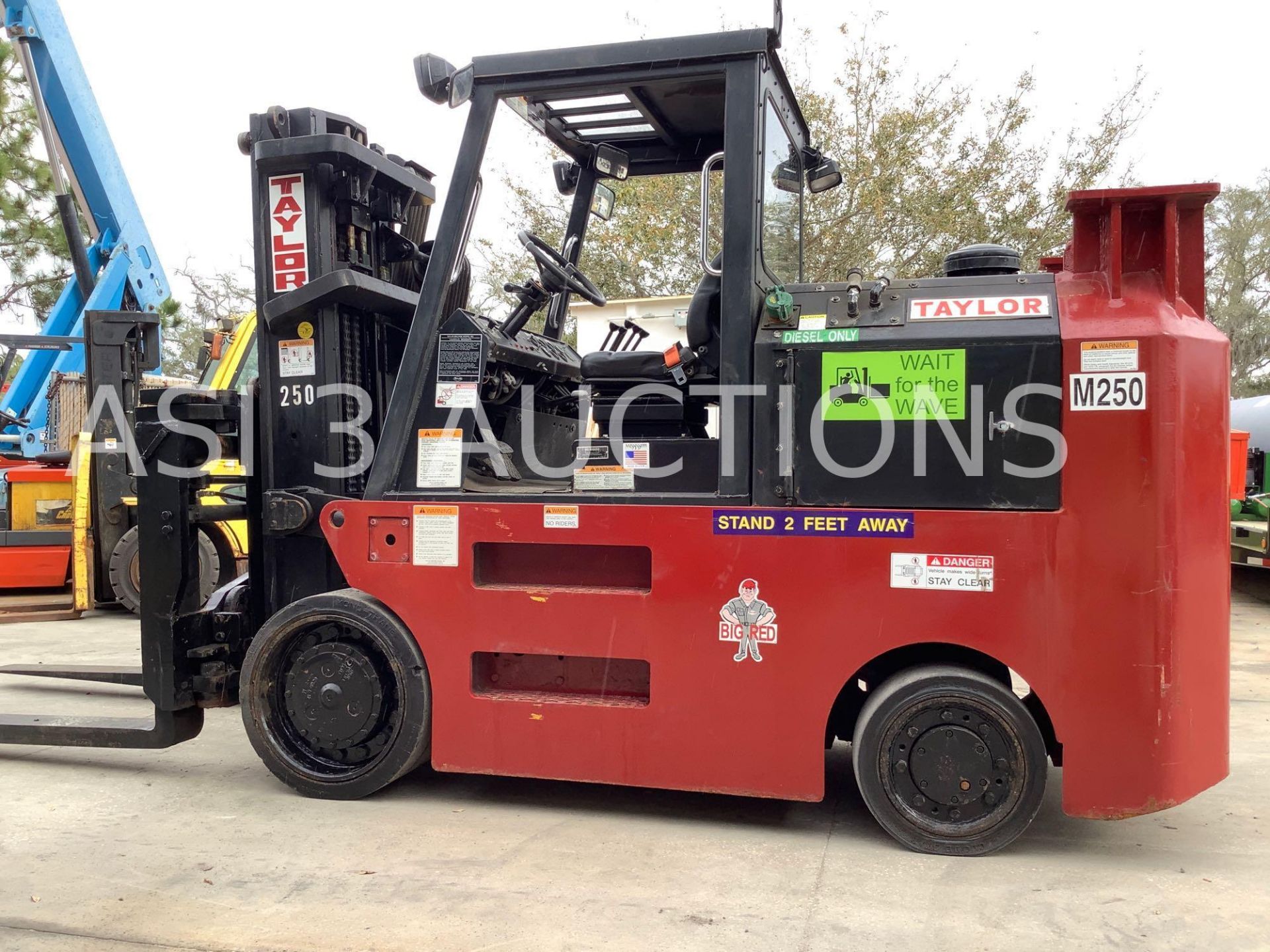 TAYLOR "BIG RED" DIESEL FORKLIFT MODEL TC250, FACTORY RECONDITIONED IN 2014 - Image 7 of 18