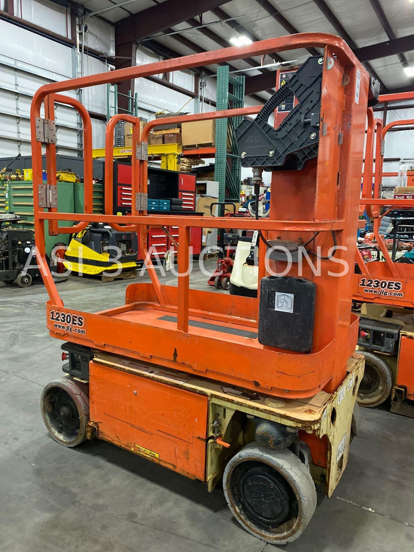 JLG ELECTRIC MAN LIFT MODEL 1230ES, 12' PLATFORM HEIGHT, SELF PROPELLED, BUILT IN BATTERY CHARGER - Image 2 of 7