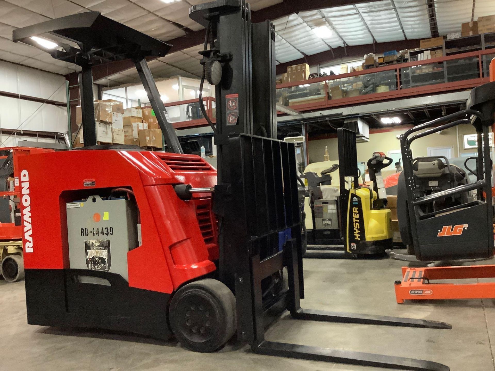 2010 RAYMOND STAND UP FORKLIFT MODEL 425 C40TTW/ SIDE SHIFT, APPROX 4,000LB MAX CAPACITY, 251" - Image 2 of 9