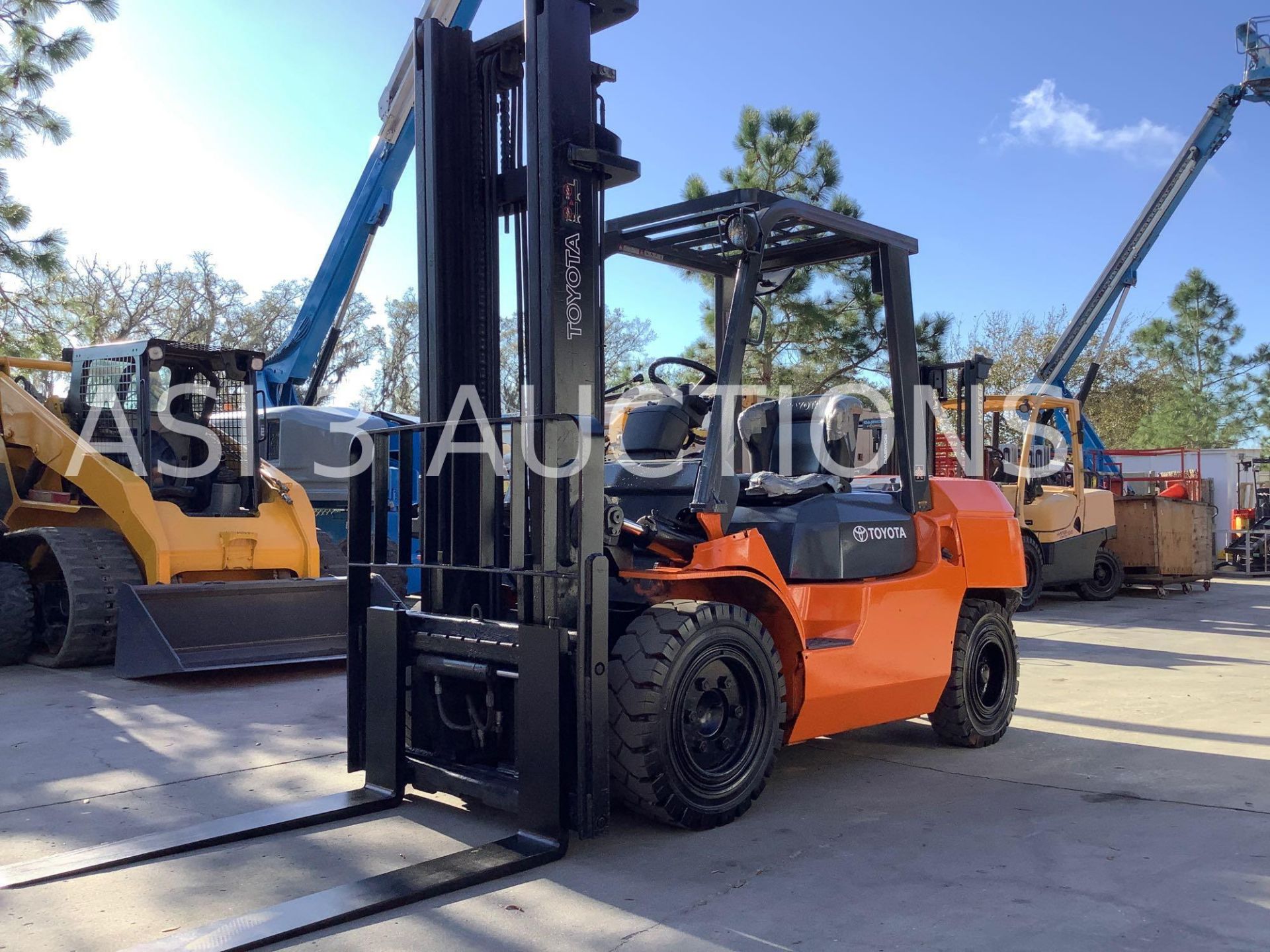 TOYOTA FORKLIFT MODEL 7FGU35 TILT, SIDE SHIFT BACK LIFT APPROX LOAD CAPACITY 7300 - Image 4 of 11