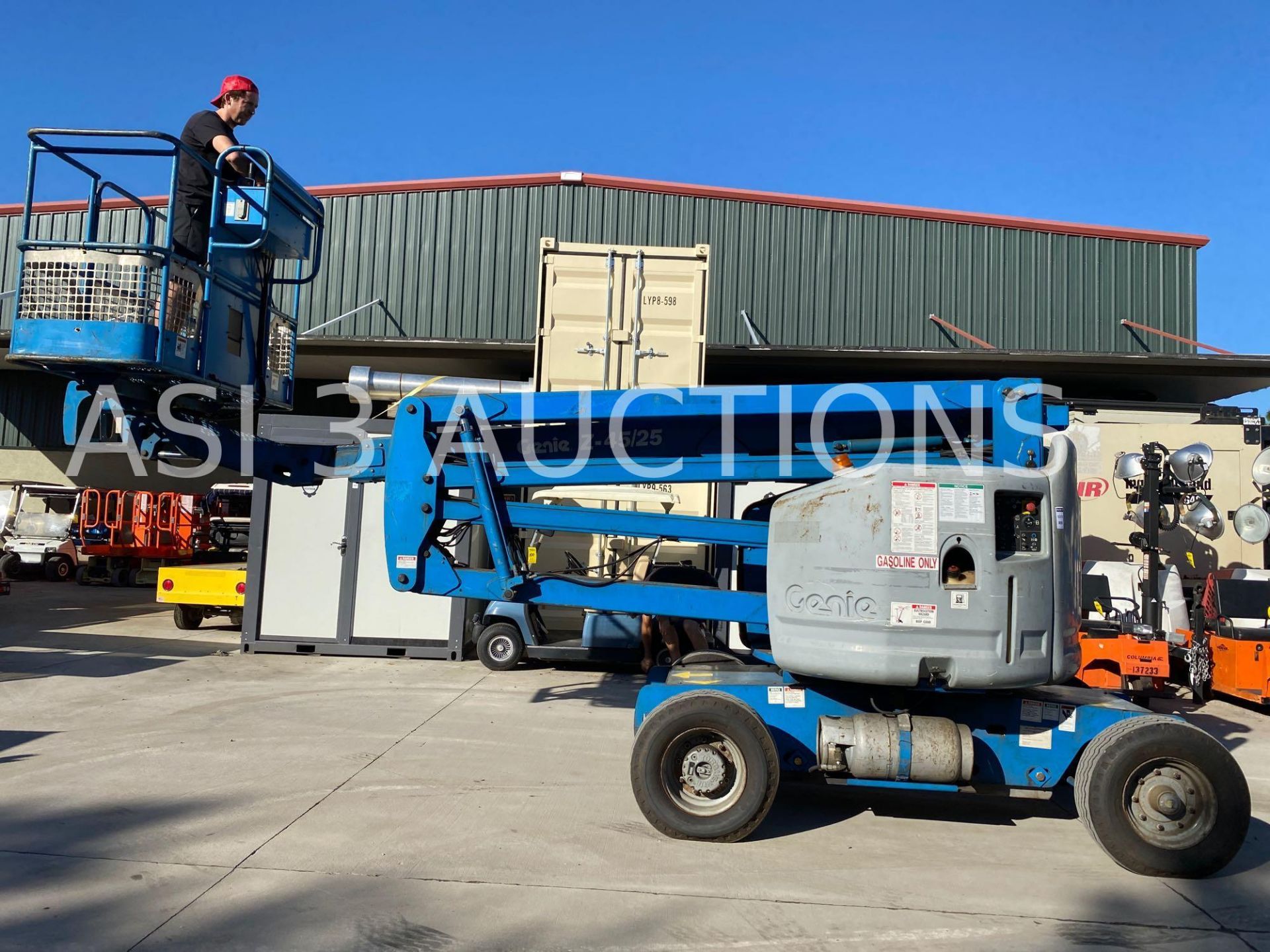 GENIE Z-45/25 DUAL FUEL ARTICULATING BOOM LIFT, FOAM FILLED TIRES, EXTRA WEIGHT UNDERNEATH, 45 - Image 6 of 17