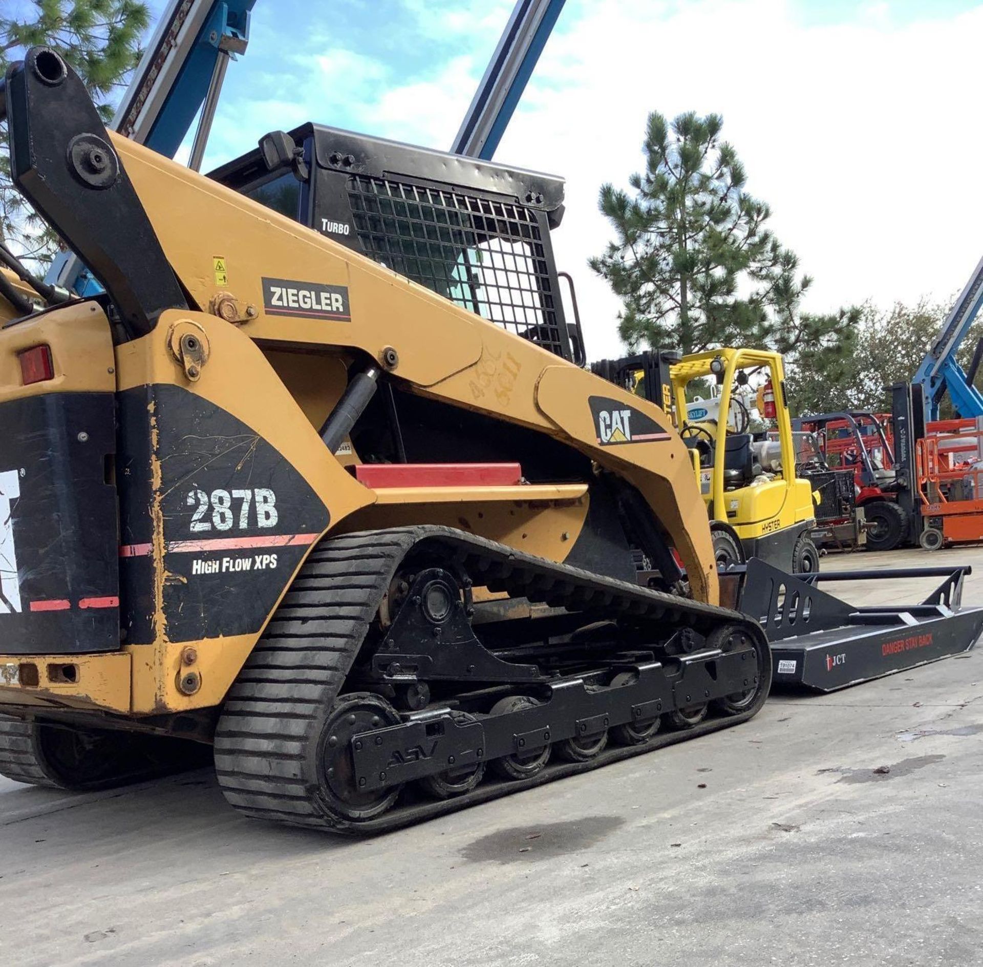 CATERPILLAR 287B DIESEL SKID STIR WITH UNUSED 2021 JCT 72" BRUSH CUTTER/STUMP JUMPER ATTACHMENT - Image 7 of 12