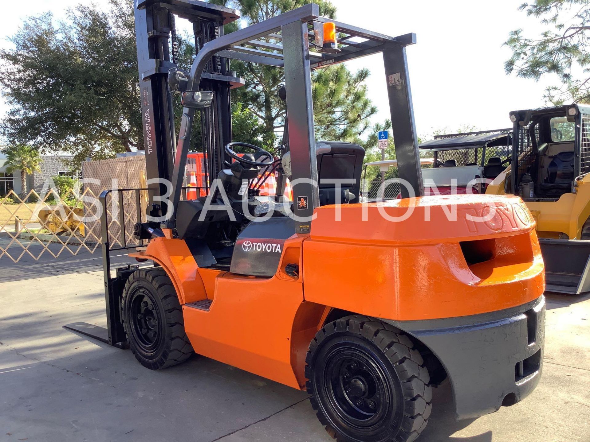 TOYOTA FORKLIFT MODEL 7FGU35 TILT, SIDE SHIFT BACK LIFT APPROX LOAD CAPACITY 7300 - Image 2 of 11