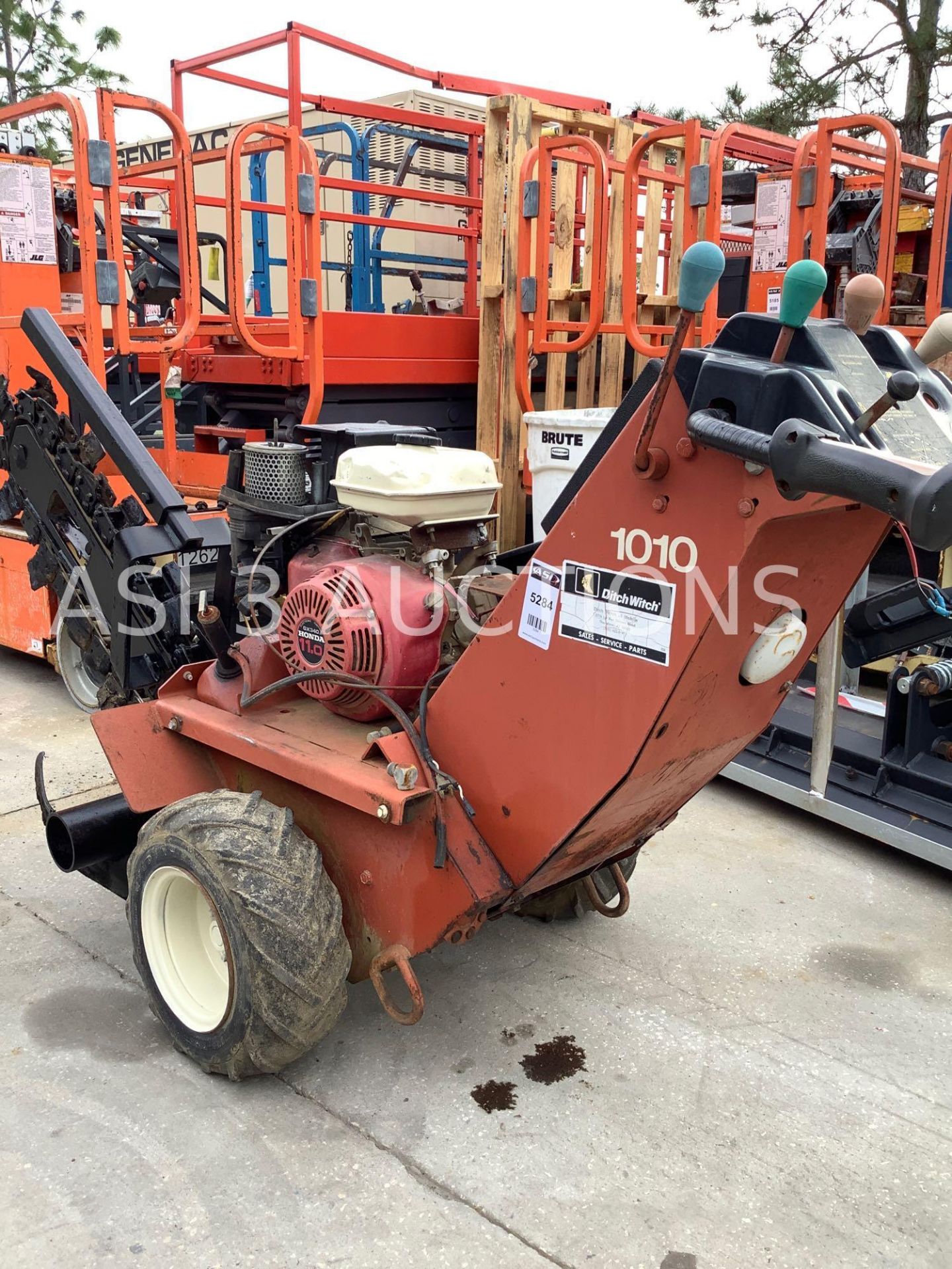 DITCH WITCH 1010 TRENCHER ( 5284) - Image 2 of 5