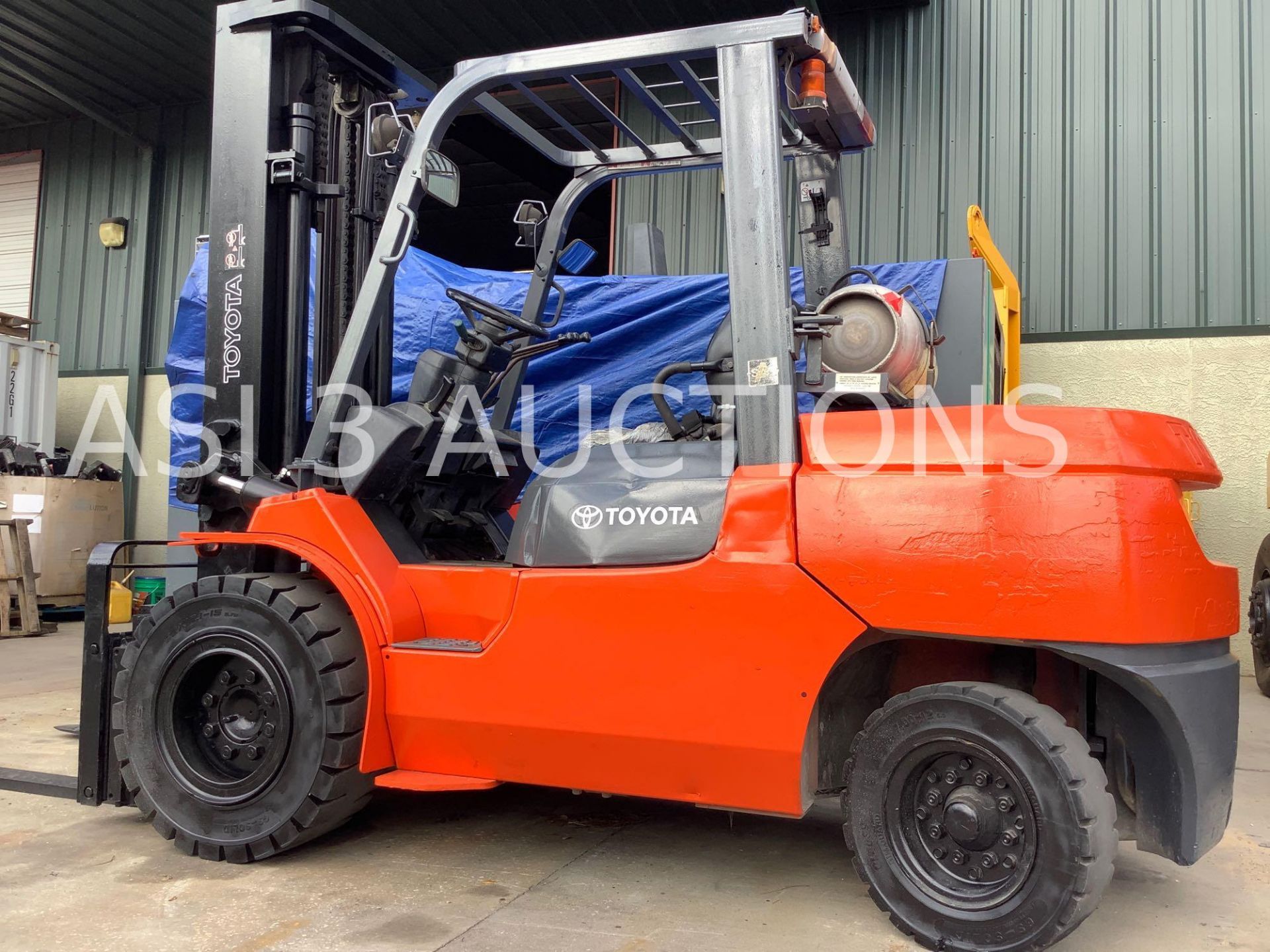 TOYOTA LP FORKLIFT MODEL 7FGU45, TILT,  APPROX LOAD CAPACITY 9750LBS - Image 10 of 11