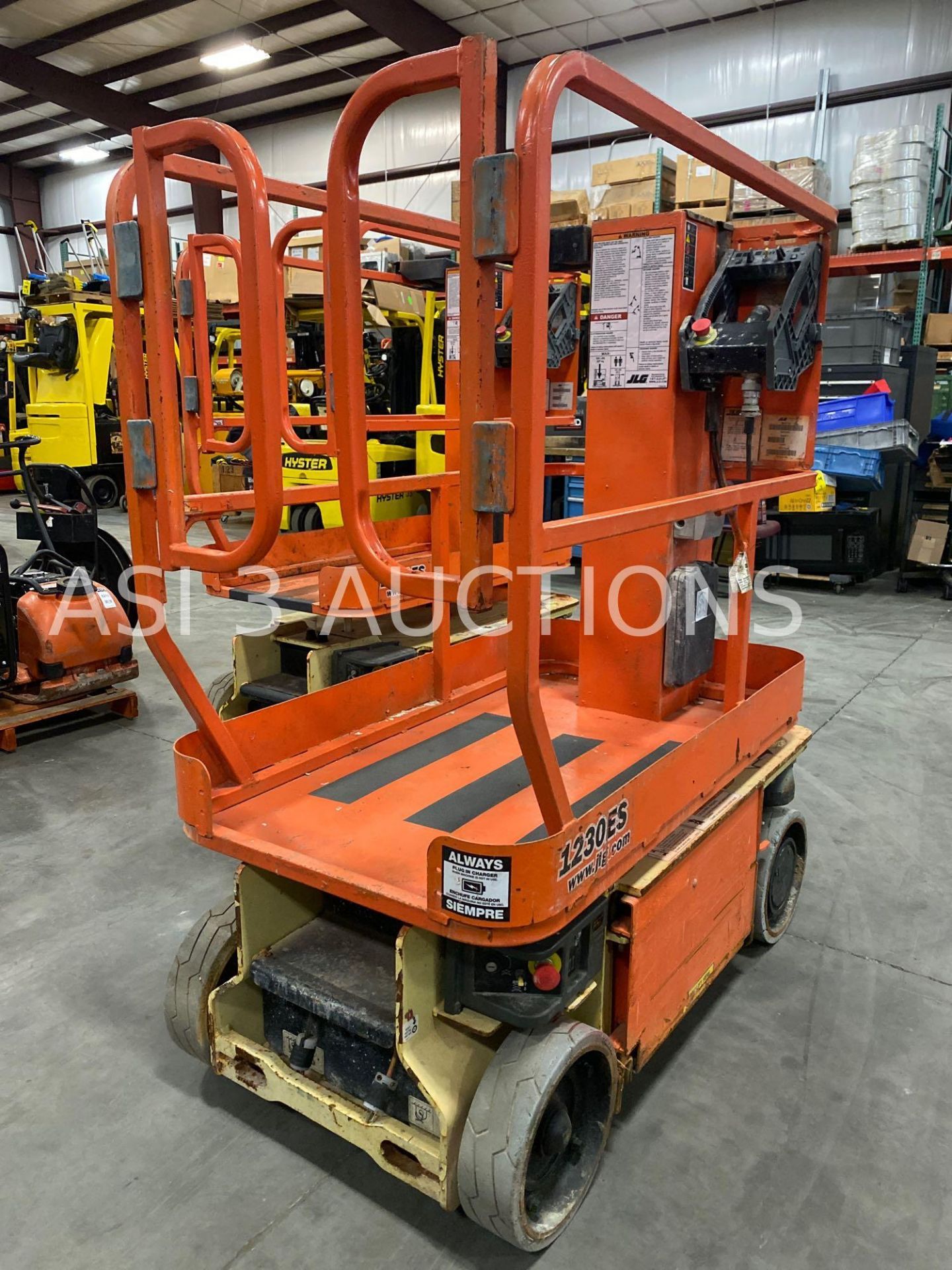 JLG ELECTRIC MAN LIFT MODEL 1230ES, 12' PLATFORM HEIGHT, SELF PROPELLED, BUILT IN BATTERY CHARGER - Image 5 of 7