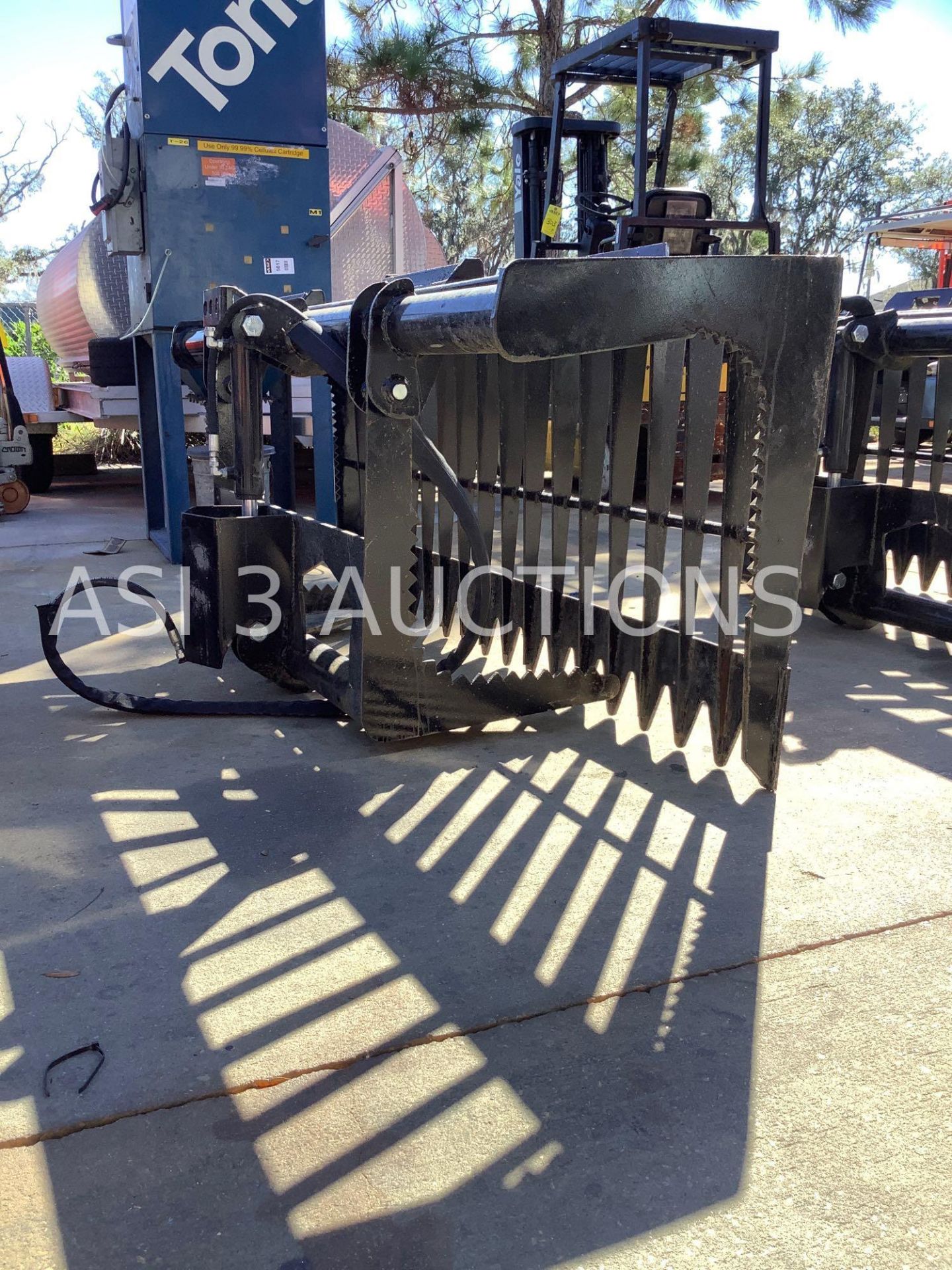 UNUSED SKID STEER GRAPPLE ATTACHMENT 75” LONG - Image 3 of 5