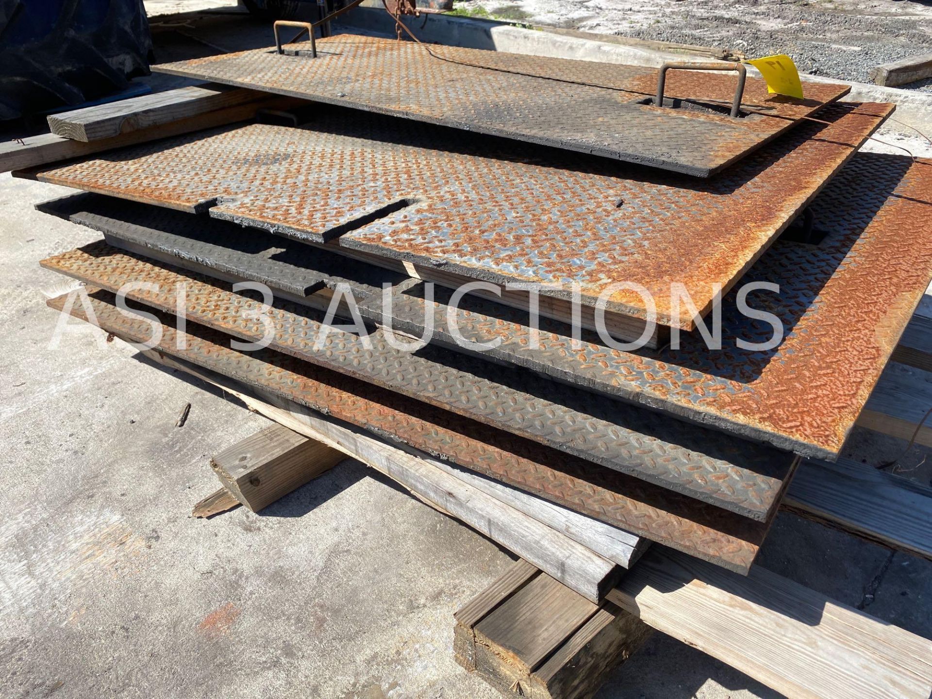 LARGE QUANTITY OF HEAVY STEEL ROAD PLATES