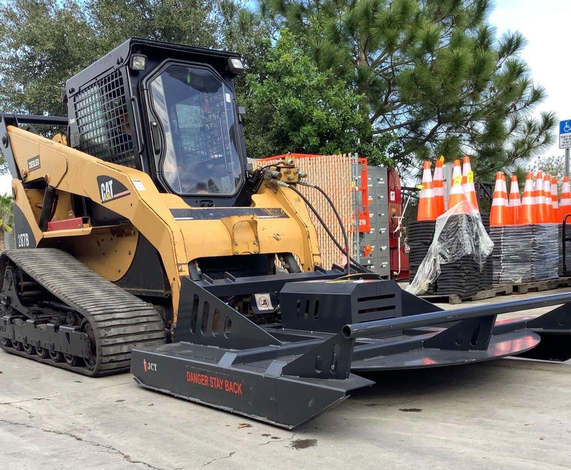 CATERPILLAR 287B DIESEL SKID STIR WITH UNUSED 2021 JCT 72" BRUSH CUTTER/STUMP JUMPER ATTACHMENT