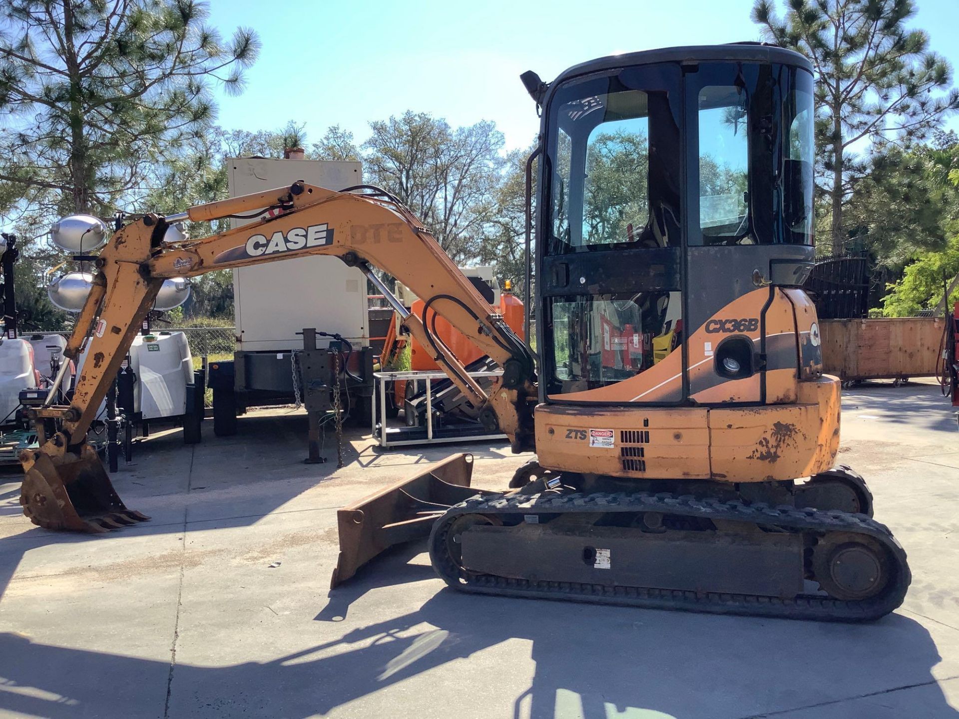 CASE DIESEL EXCAVATOR MODEL CX36B, RUBBER TRACKS, PUSH BLADE, BUCKET ATTACHMENT - Image 5 of 14