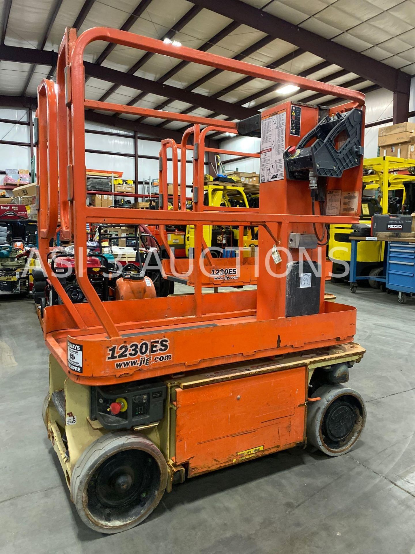 JLG ELECTRIC MAN LIFT MODEL 1230ES, 12' PLATFORM HEIGHT, SELF PROPELLED, BUILT IN BATTERY CHARGER