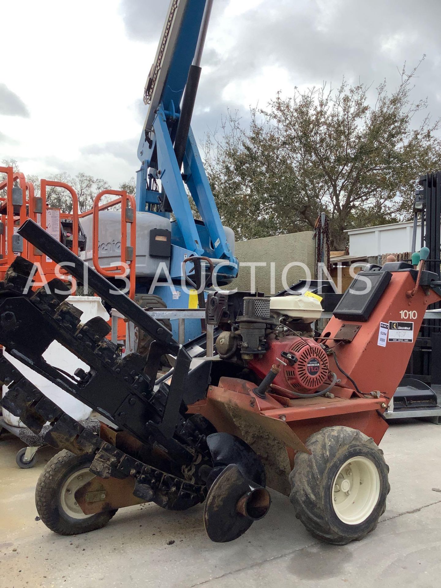 DITCH WITCH 1010 TRENCHER ( 5284) - Image 3 of 5