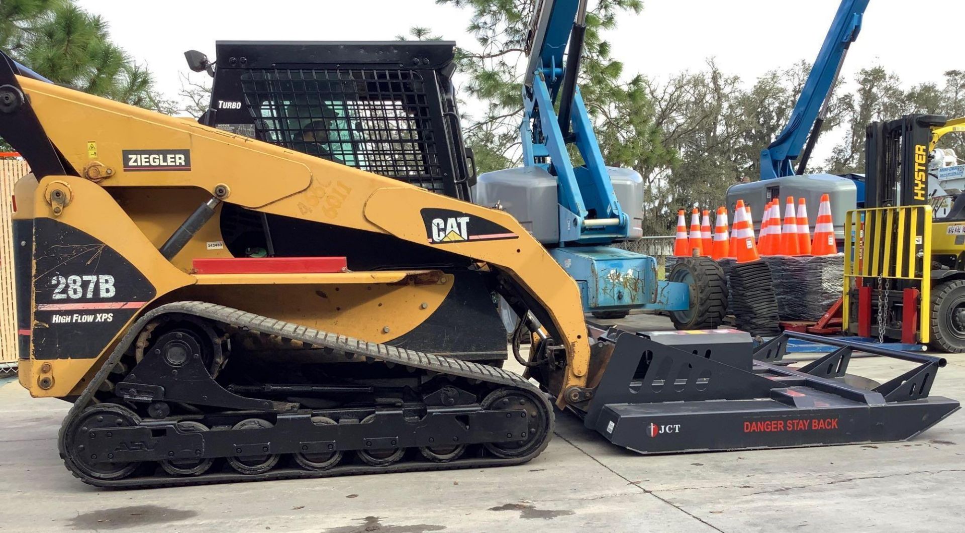 CATERPILLAR 287B DIESEL SKID STIR WITH UNUSED 2021 JCT 72" BRUSH CUTTER/STUMP JUMPER ATTACHMENT - Image 2 of 12