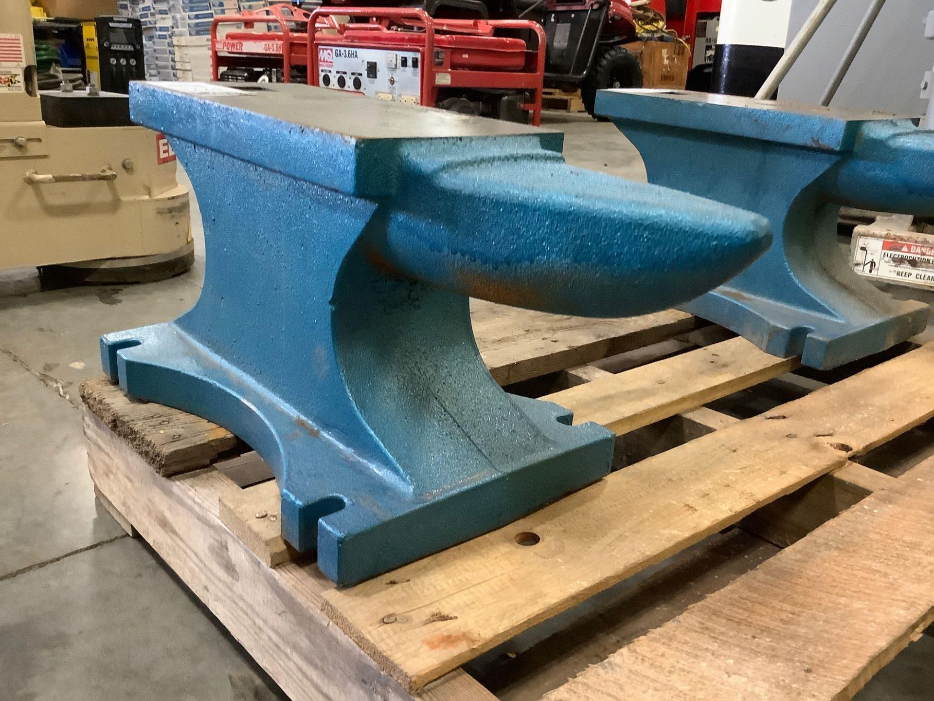 UNUSED 200LBS ANVIL