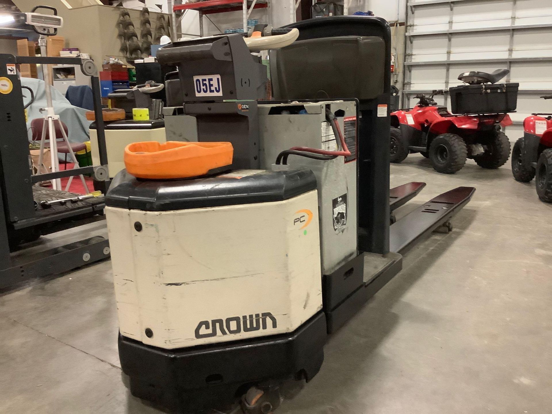 2012 CROWN PC4500-80 ELECTRIC PALLET JACK RUNS AND OPERATES - Image 9 of 14