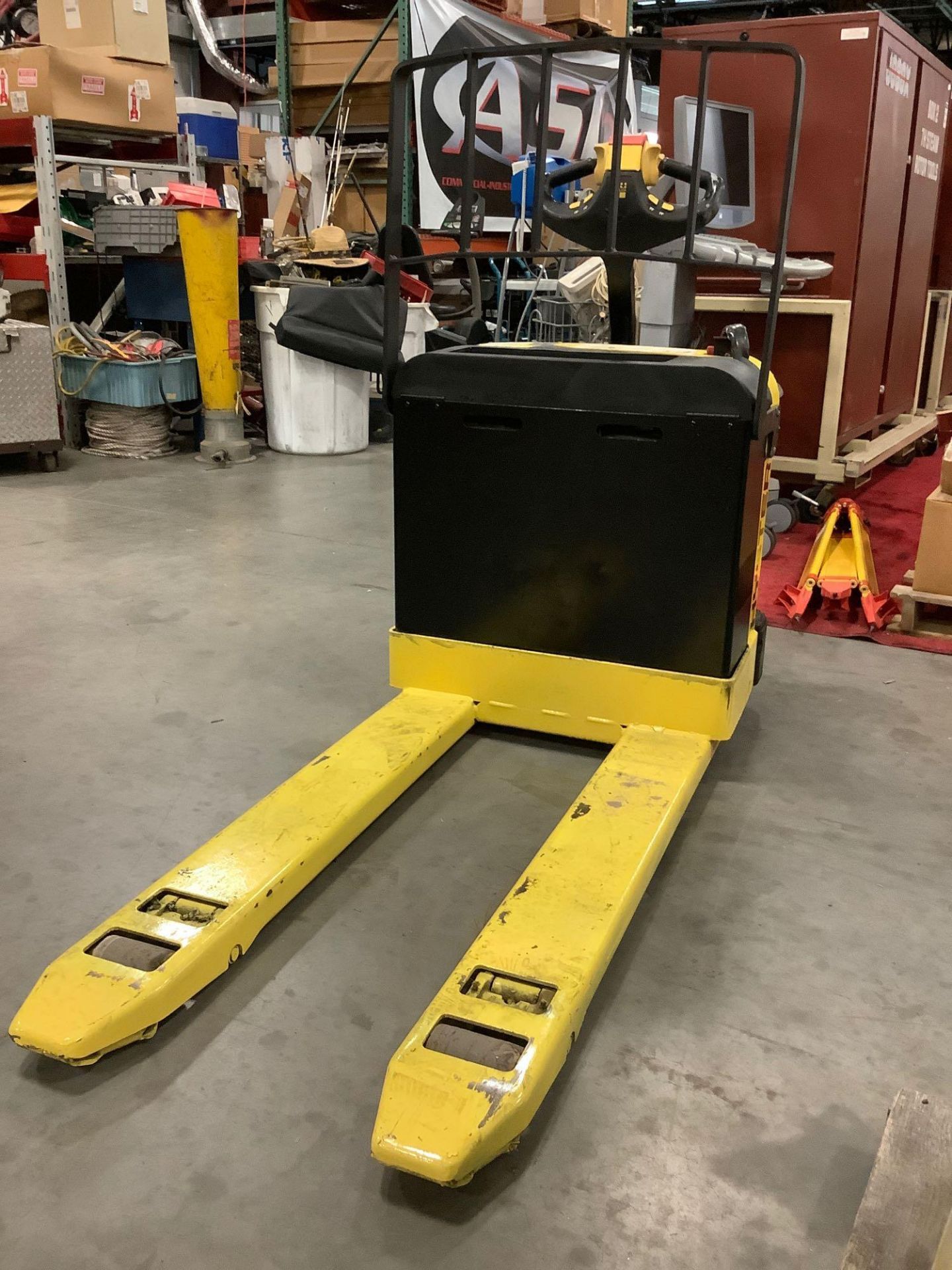 HYSTER ELECTRIC PALLET JACK MODEL W40Z,APPROX MAX CAPACITY 4000LBS RUNS AND OPERATES - Image 10 of 11